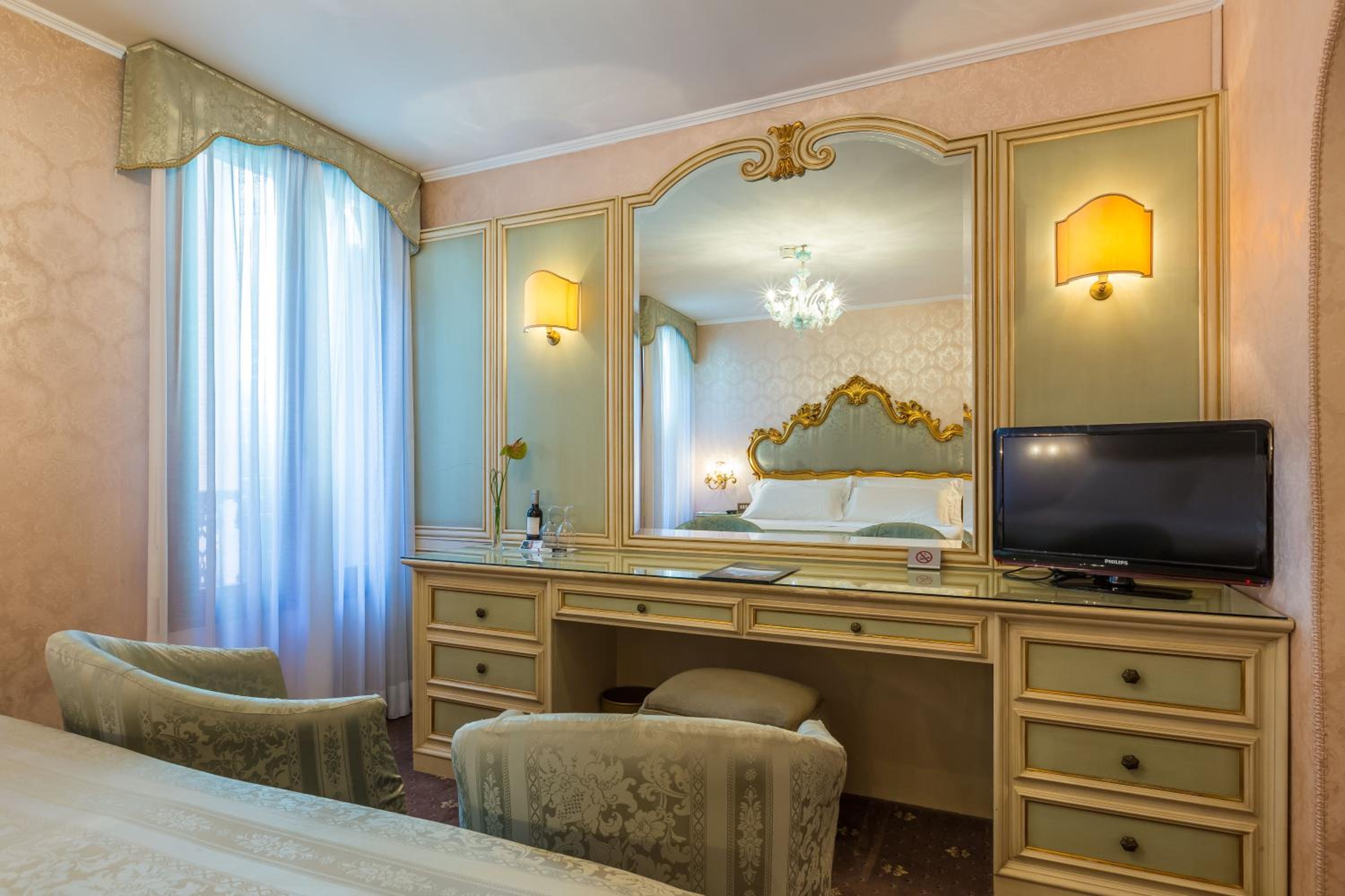 Classic Double Venetian Room thumbnail 6