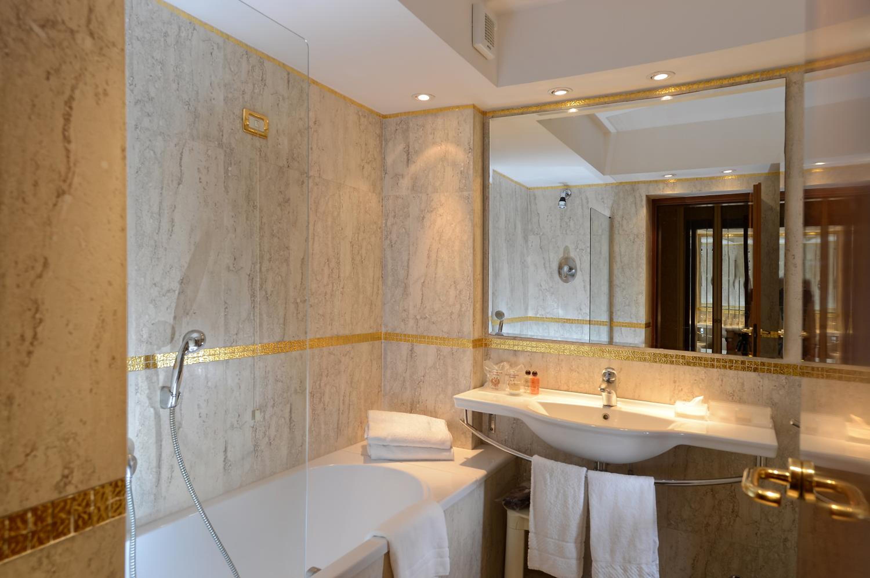 Superior Double Room thumbnail 6