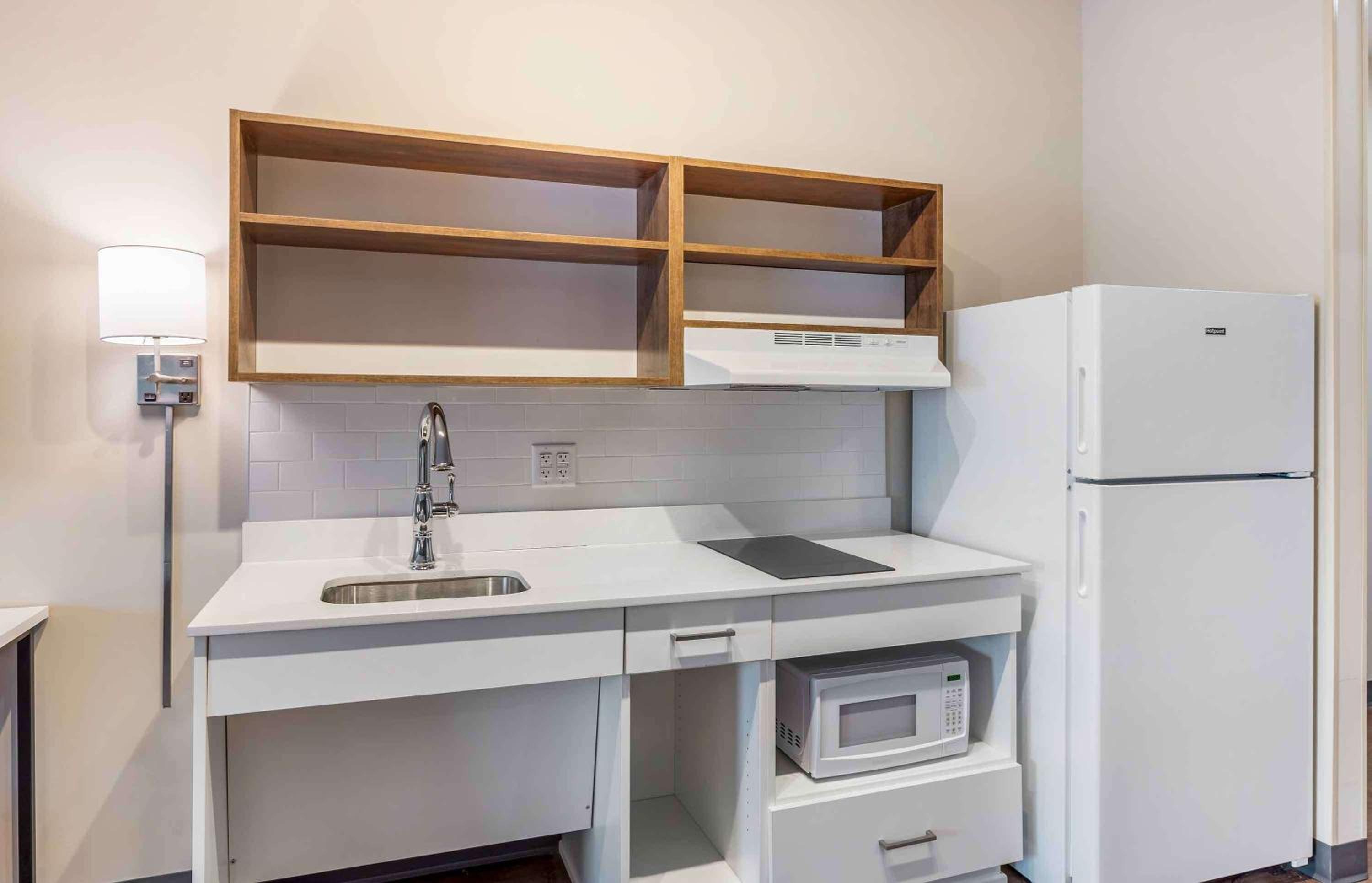 Queen studio with 1 Queen Bed - Disability Access/Non-Smoking - Photo 1