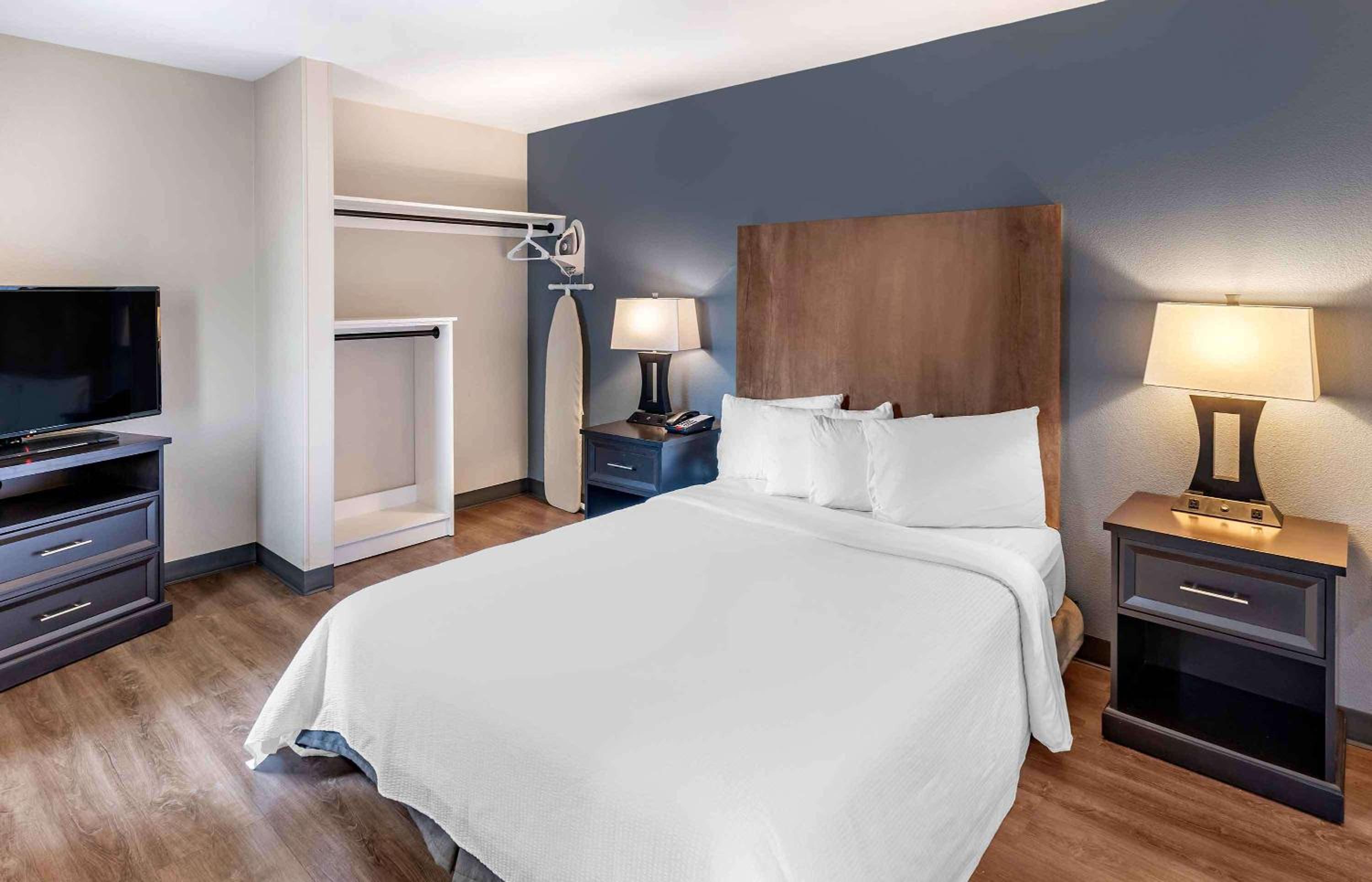 Queen studio with 1 Queen Bed - Disability Access/Non-Smoking - Photo 3