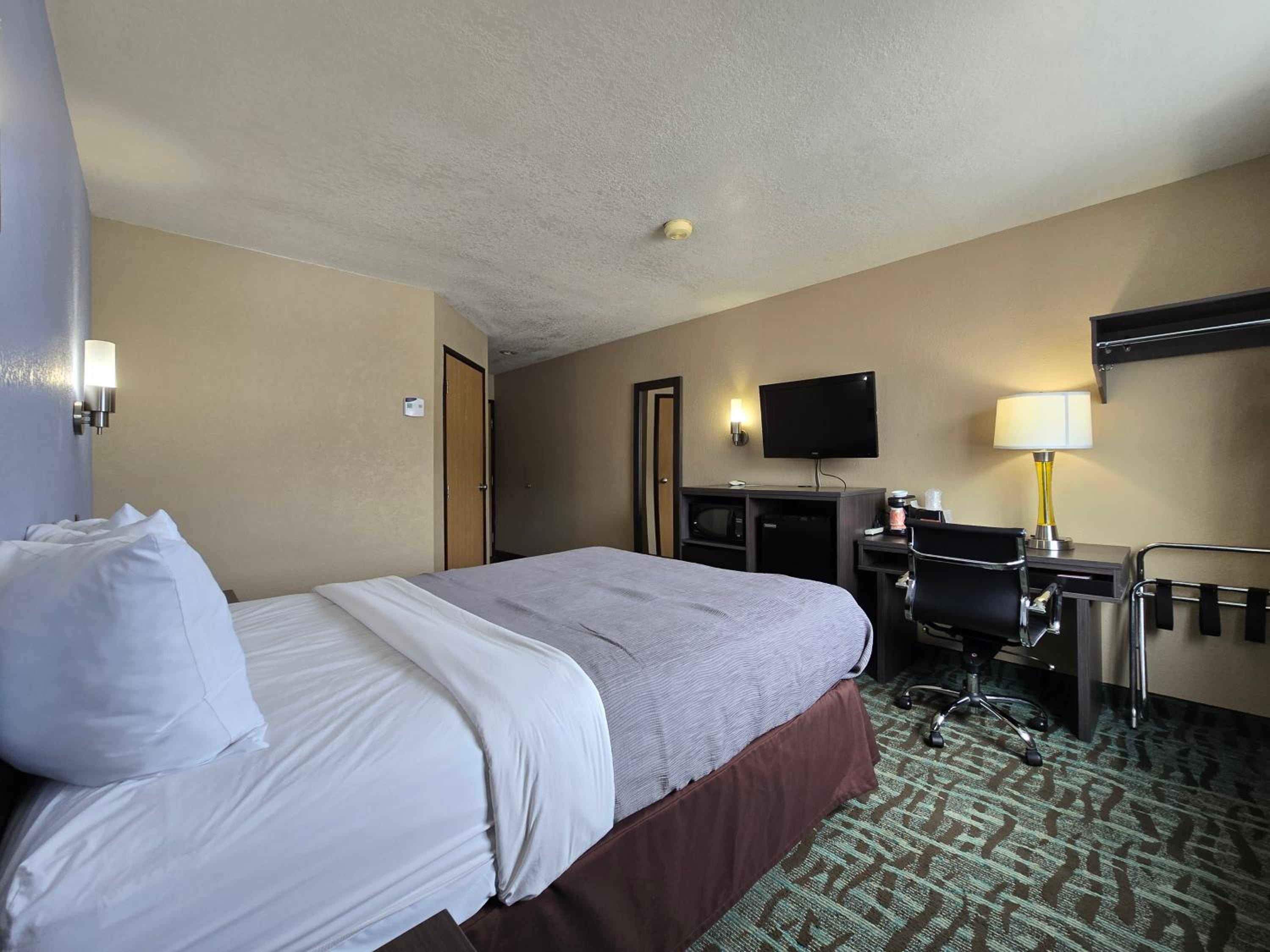 Queen Room - Non Smoking/Interior Hall - Photo 1