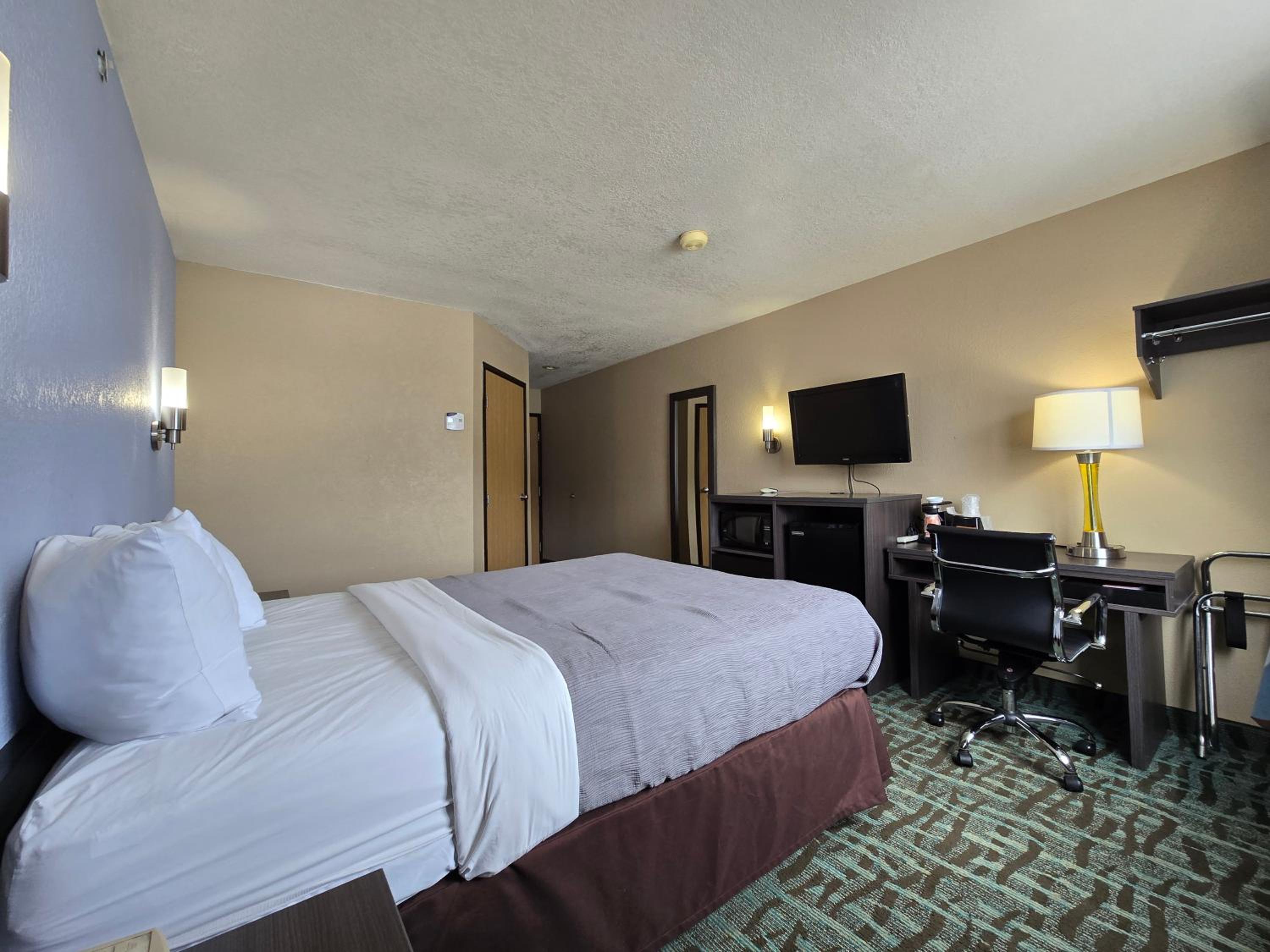 Queen Room - Non Smoking/Interior Hall - Photo 2
