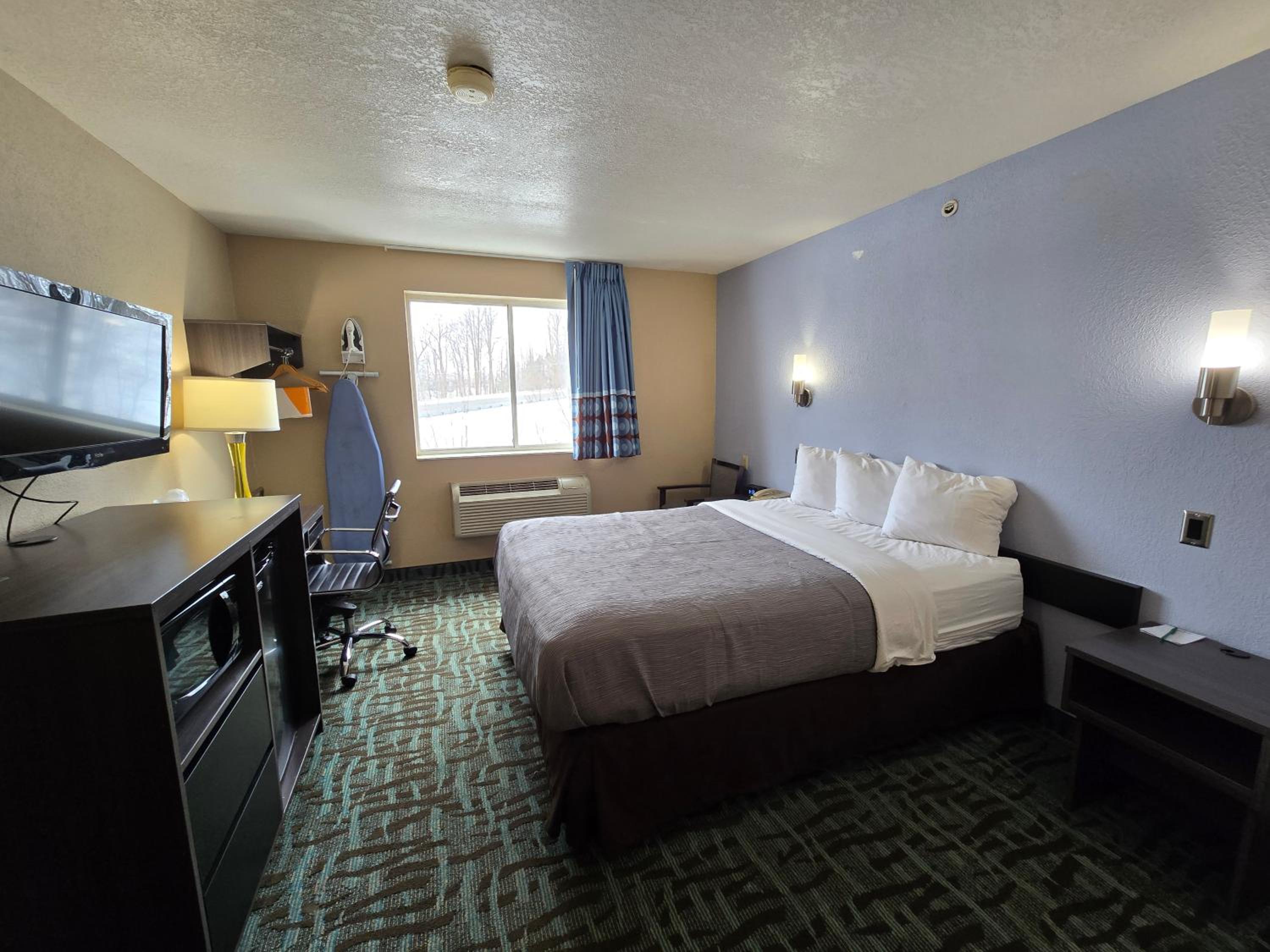 Queen Room - Non Smoking/Interior Hall - Photo 4