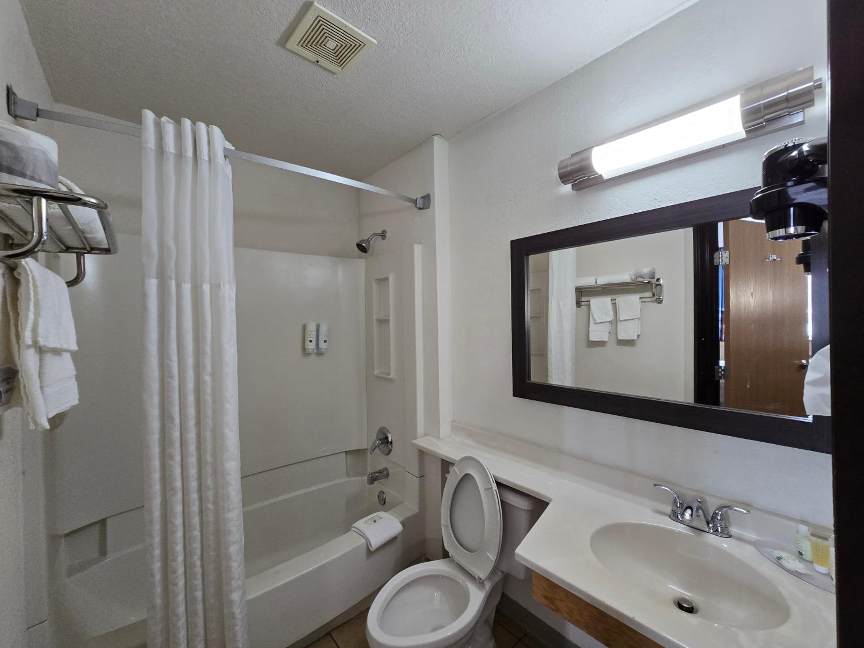 Queen Room - Non Smoking/Interior Hall - Photo 5