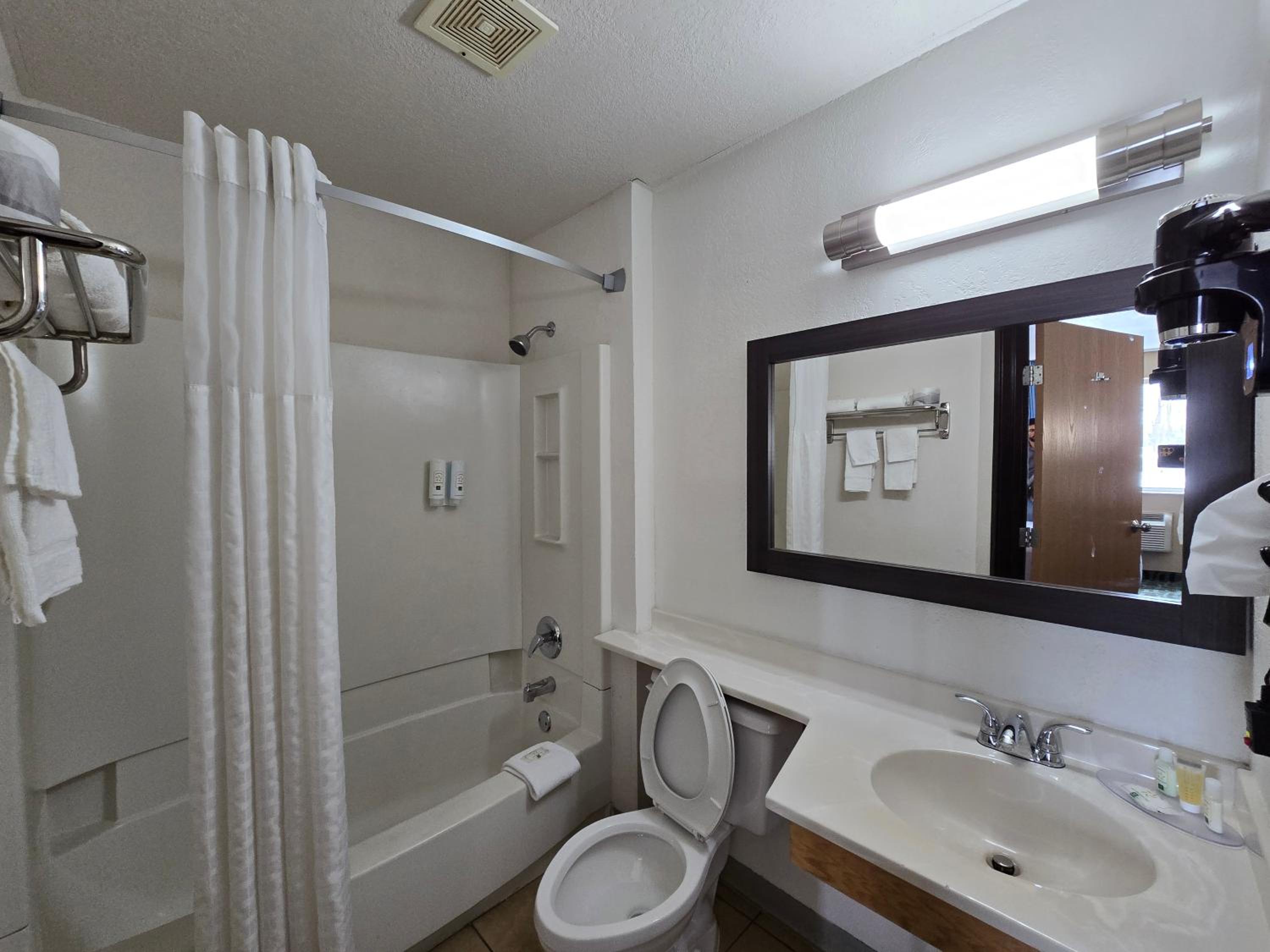 Queen Room - Non Smoking/Interior Hall - Photo 6