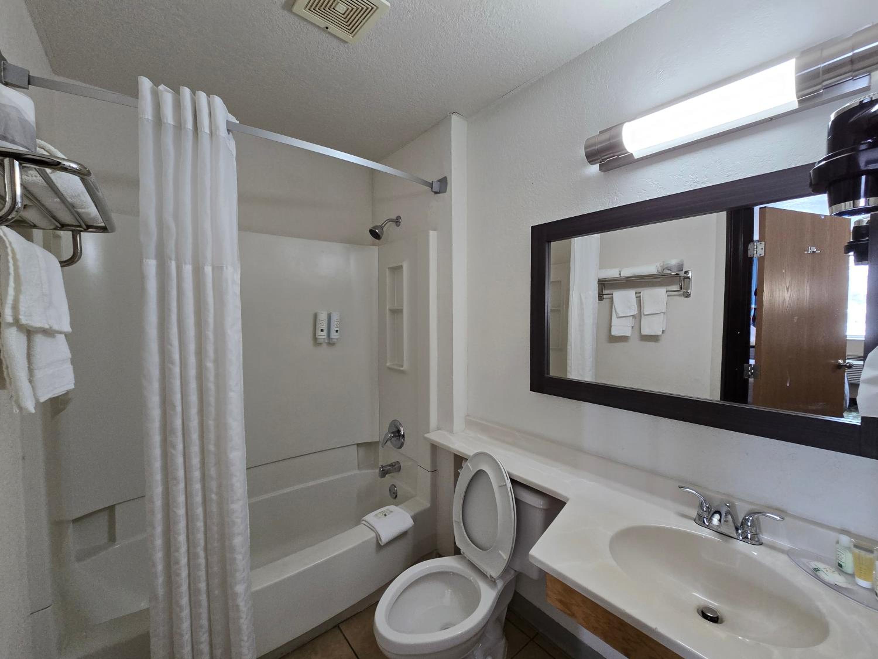 Queen Room - Non Smoking/Interior Hall - Photo 7