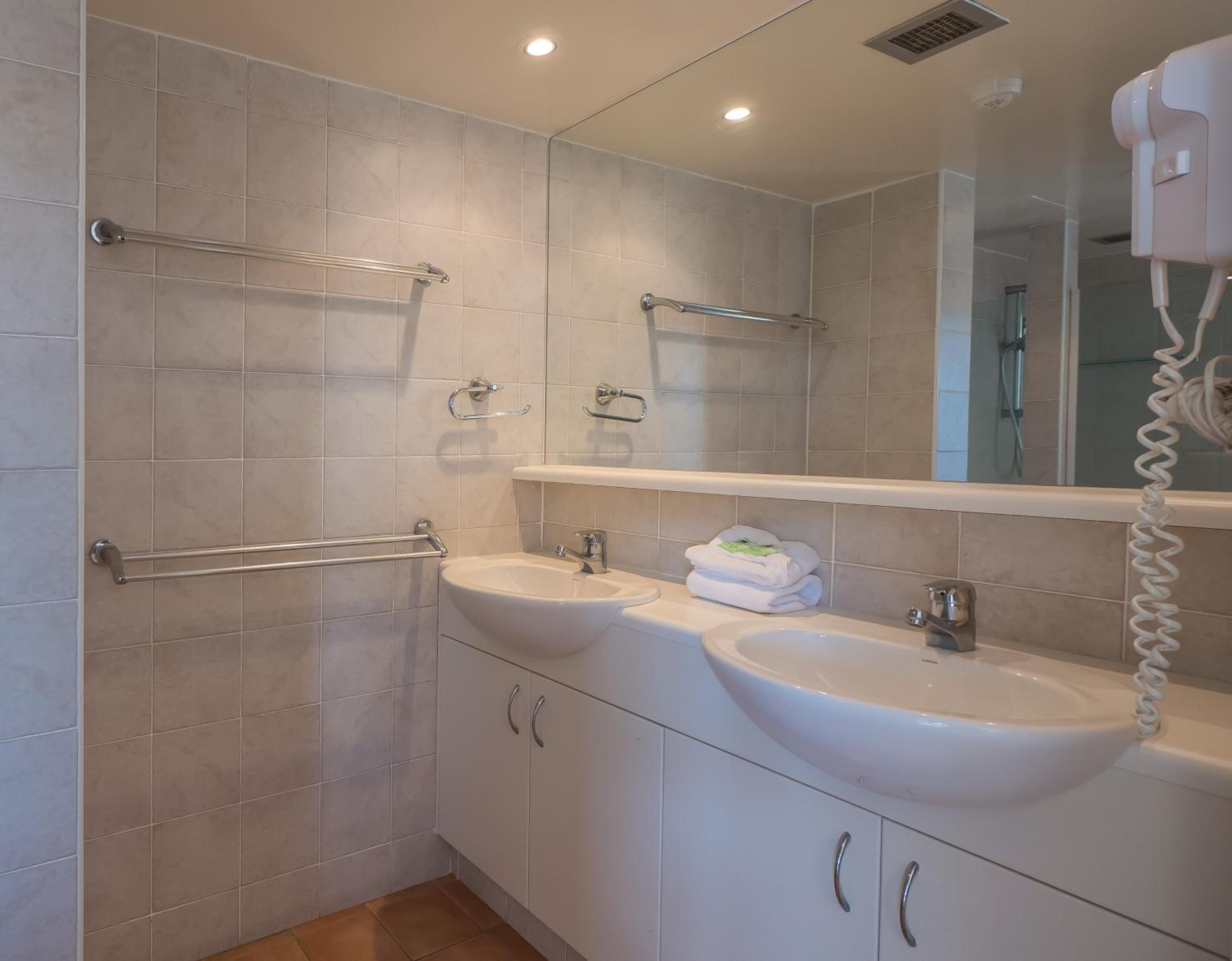 Three-Bedroom Apartment with Garden View - Photo 17