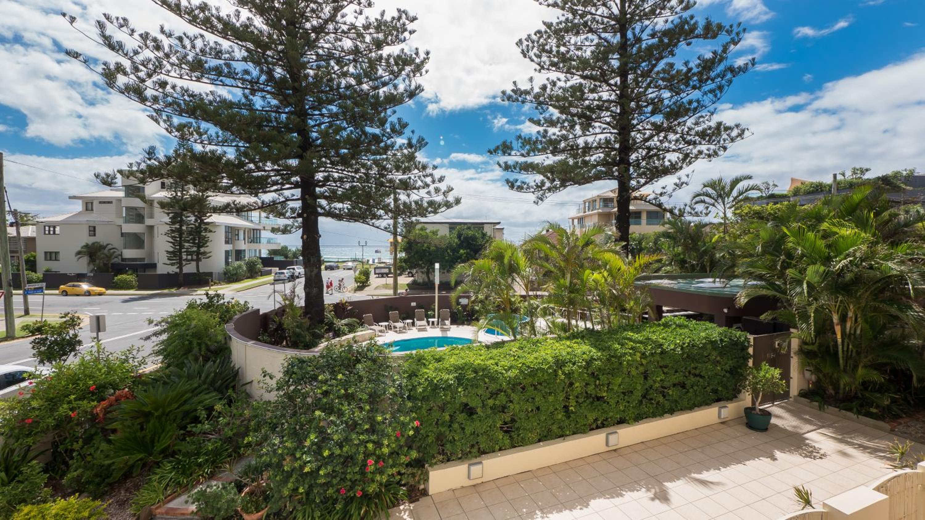 Three-Bedroom Apartment with Garden View - Photo 18
