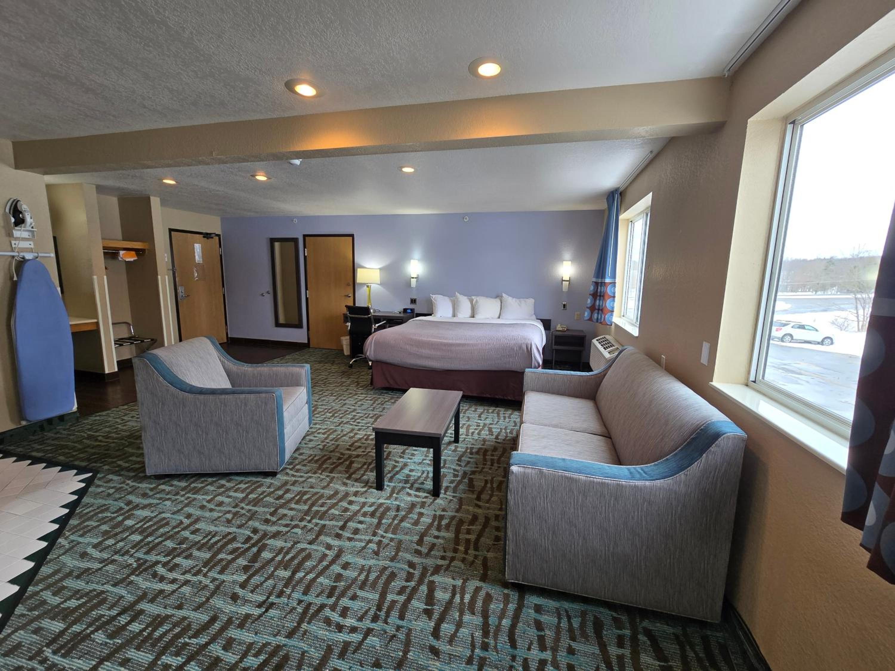 King Suite - Non Smoking/Interior Hall - Photo 6