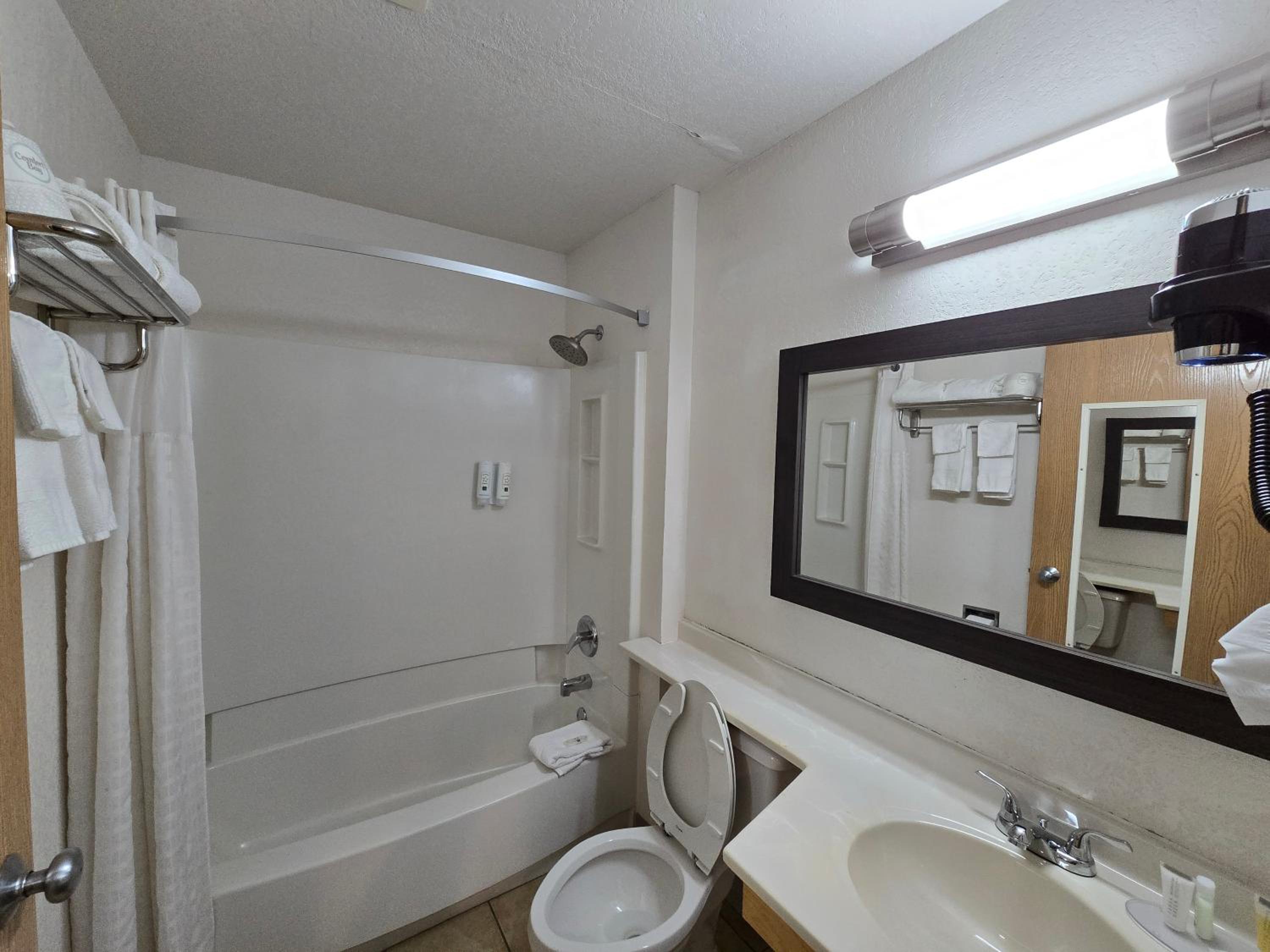 King Suite - Non Smoking/Interior Hall - Photo 4