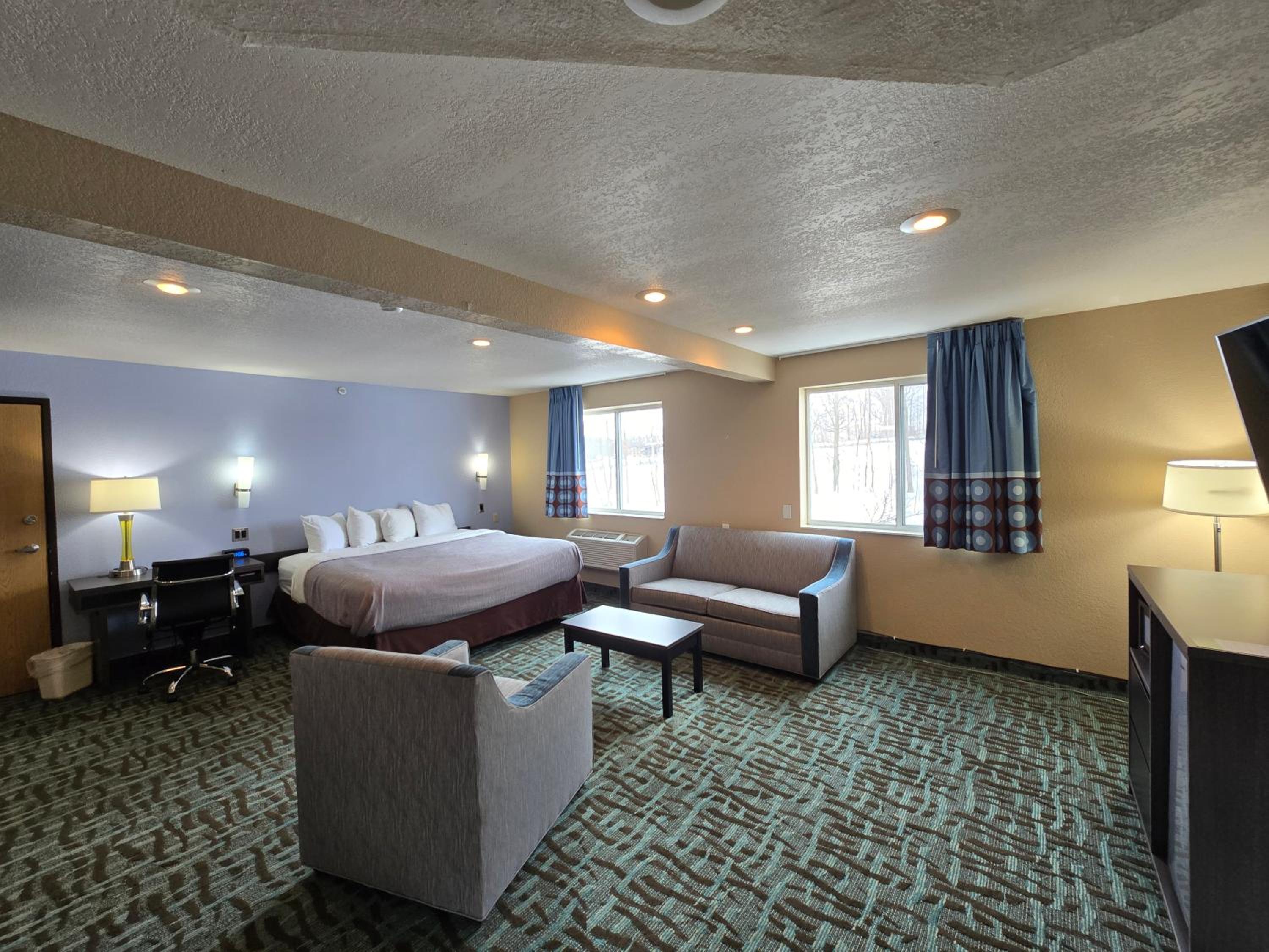 King Suite - Non Smoking/Interior Hall - Photo 5