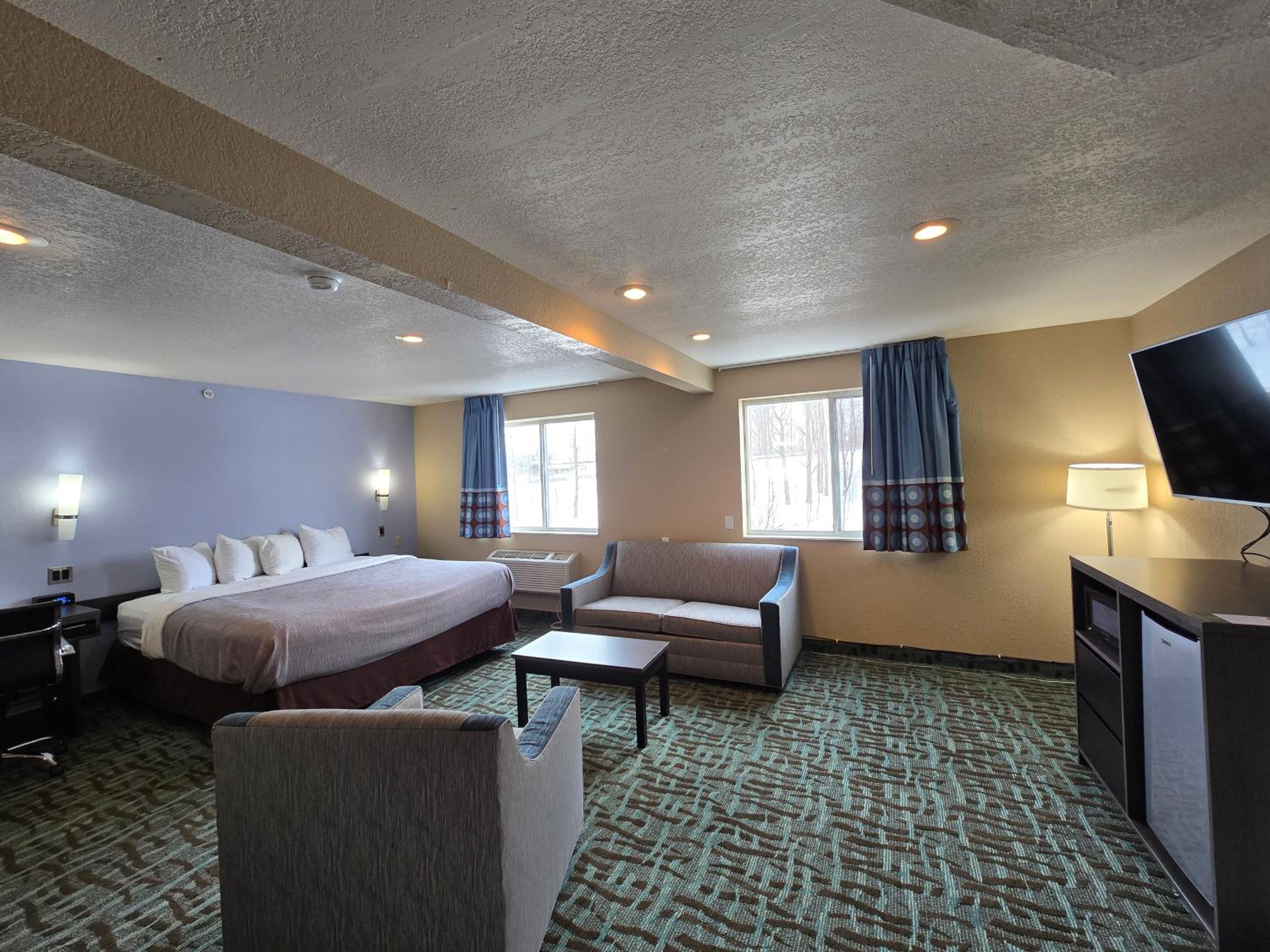 King Suite - Non Smoking/Interior Hall - Photo 3
