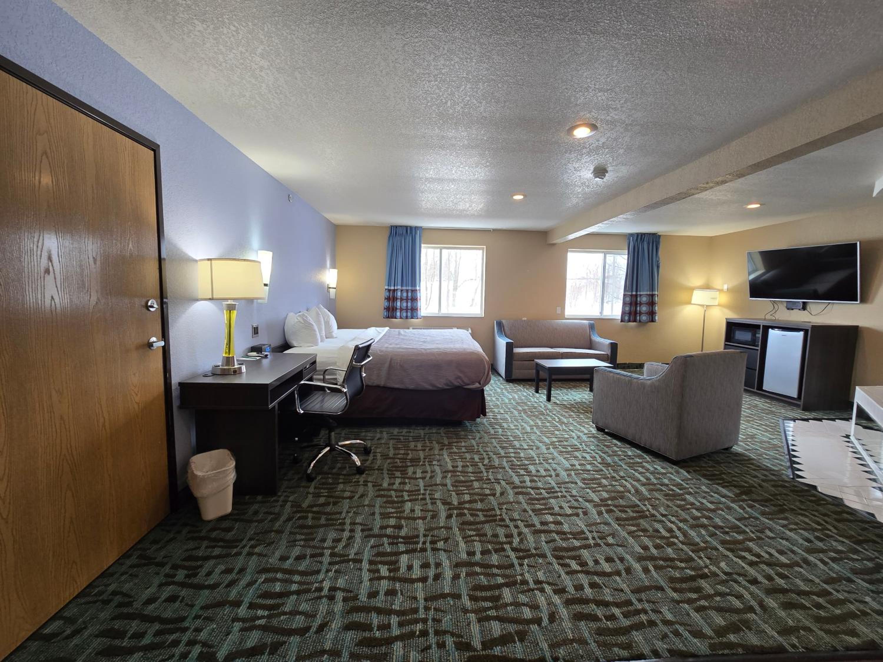 King Suite - Non Smoking/Interior Hall - Photo 2