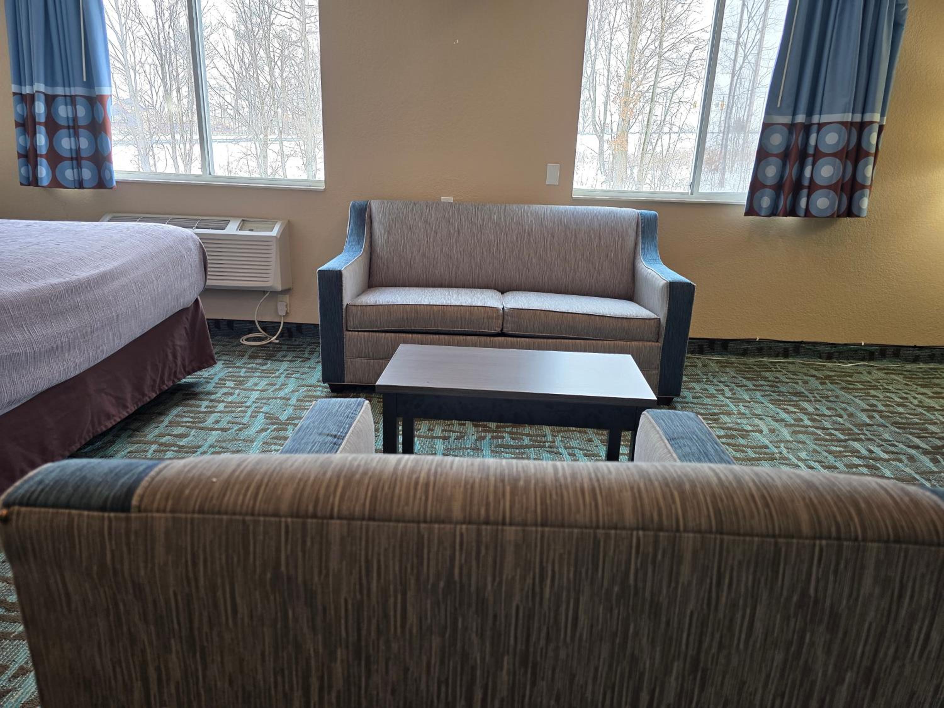 King Suite - Non Smoking/Interior Hall - Photo 1