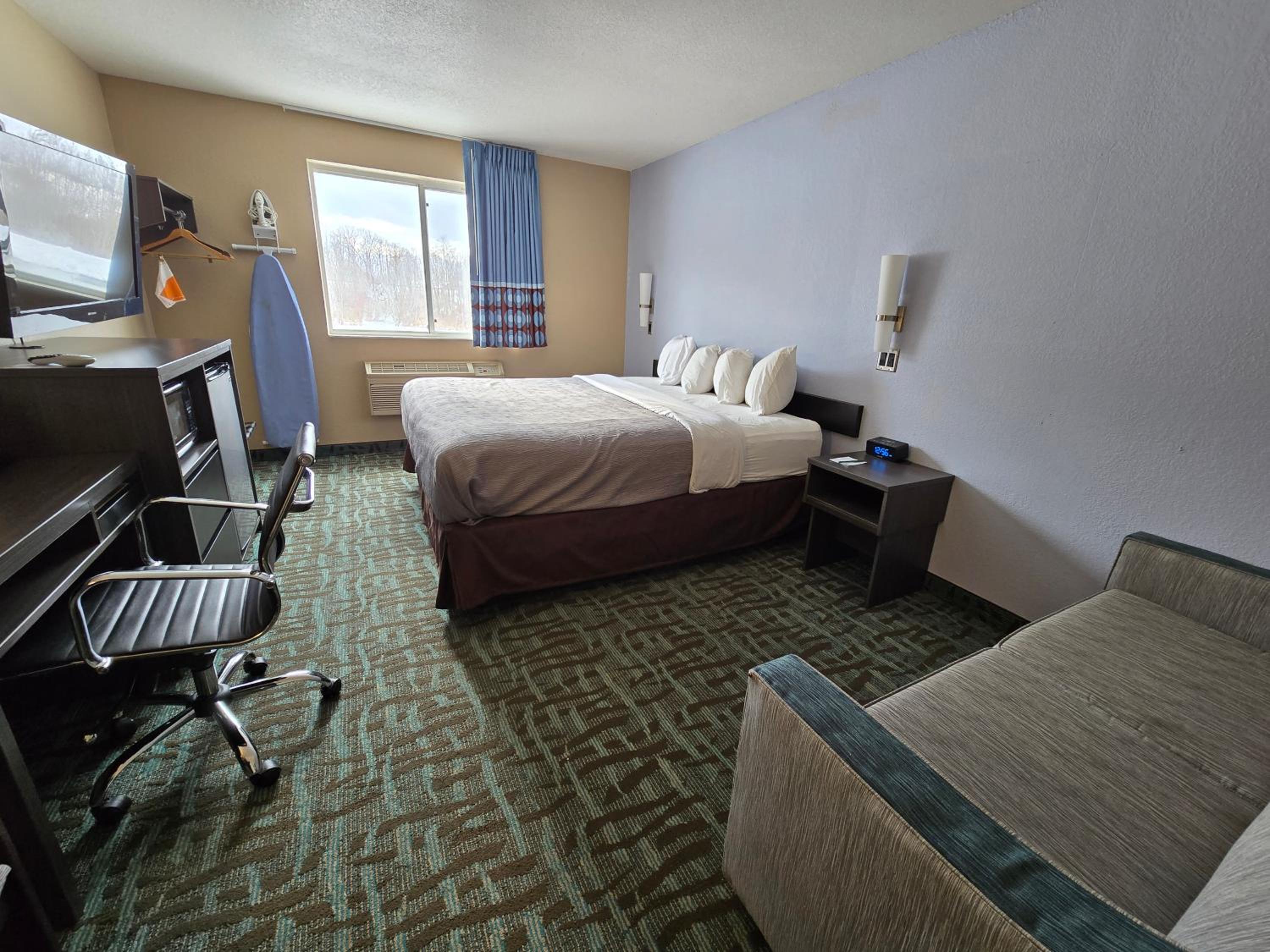 One Room Executive King Suite with Wet Bar - Non Smoking - Photo 3