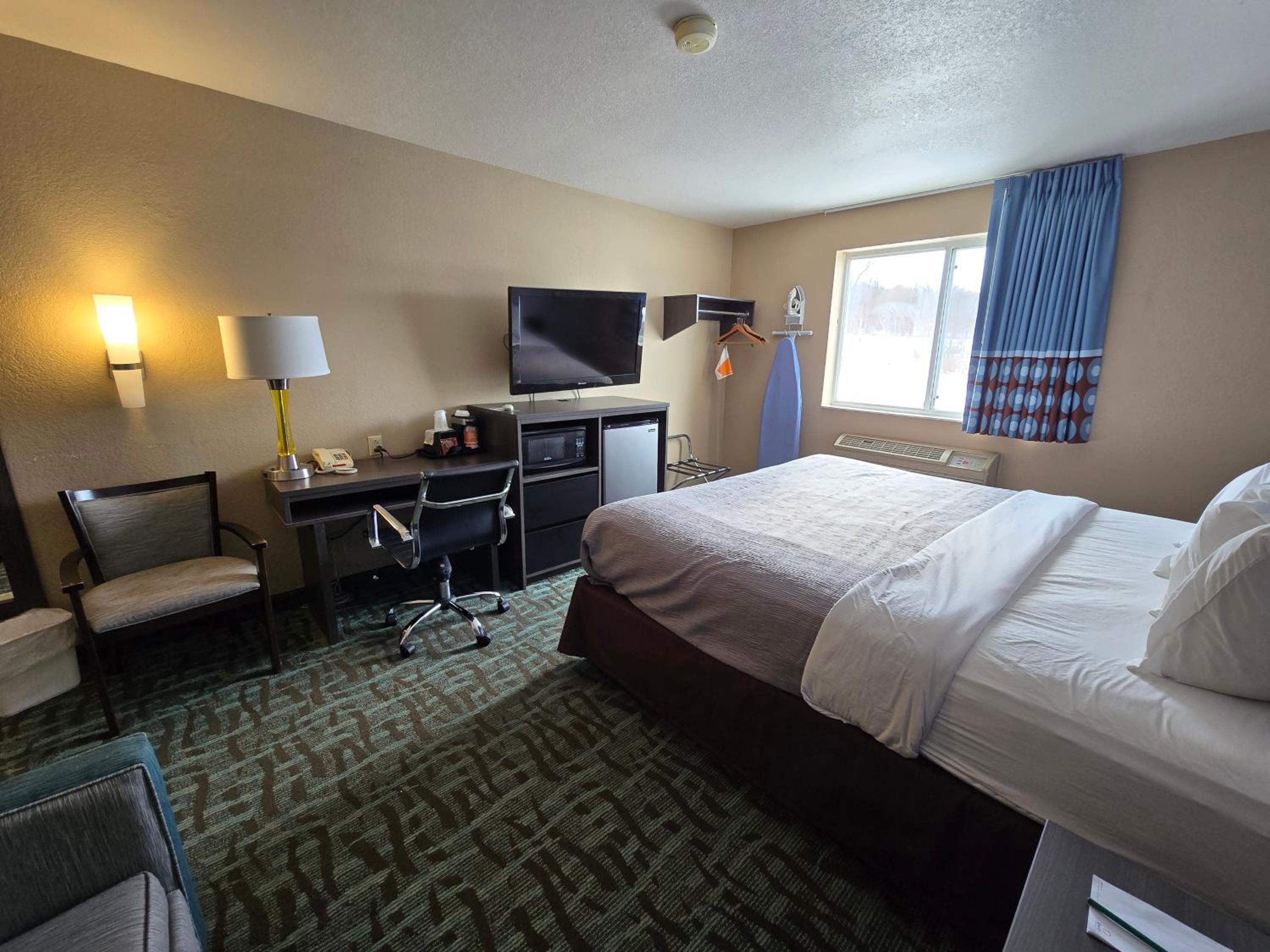 One Room Executive King Suite with Wet Bar - Non Smoking - Photo 2