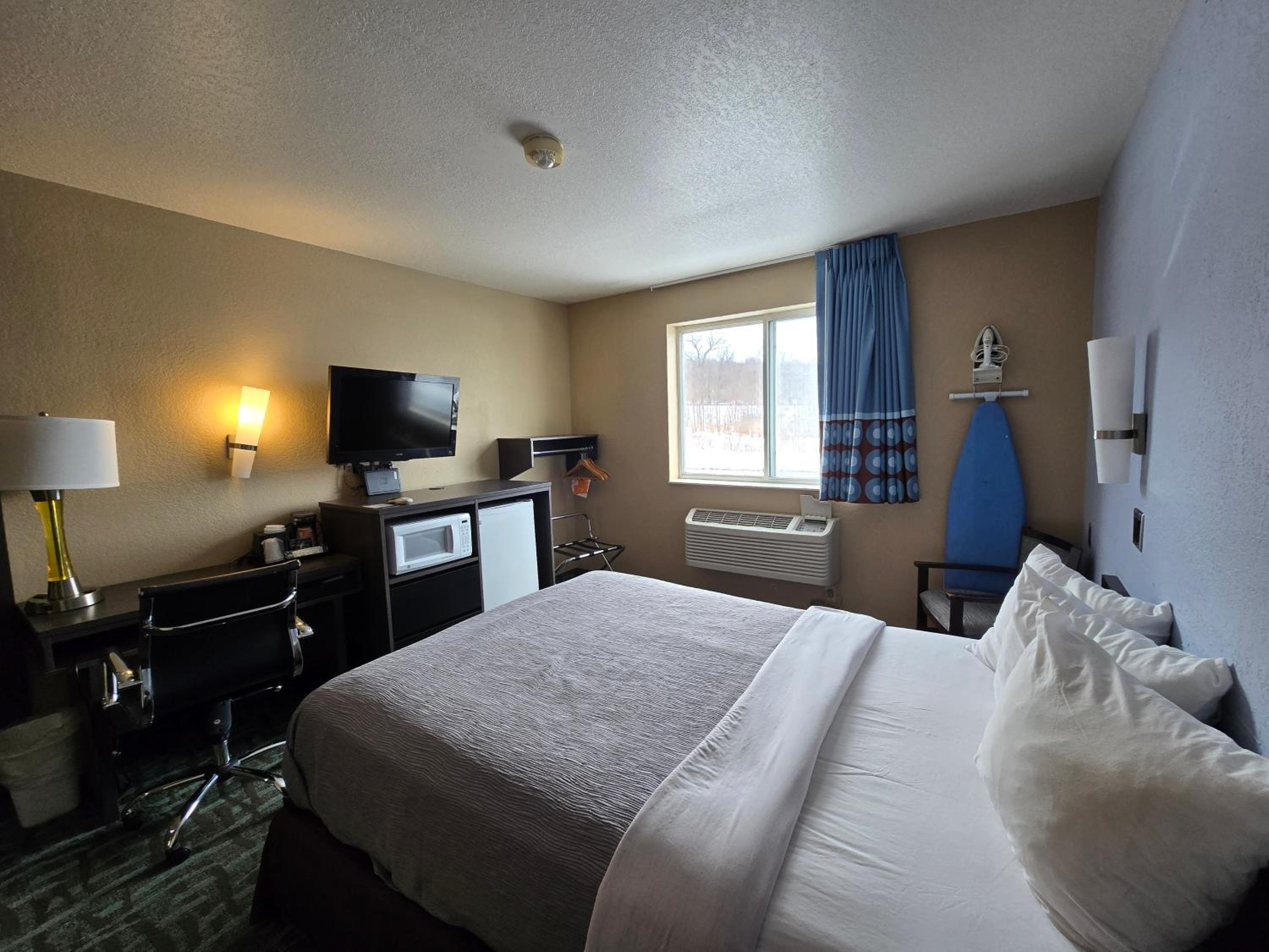 Queen Room with Roll-In Shower - Disability Access/Non Smoking/Interior Hall - Photo 3