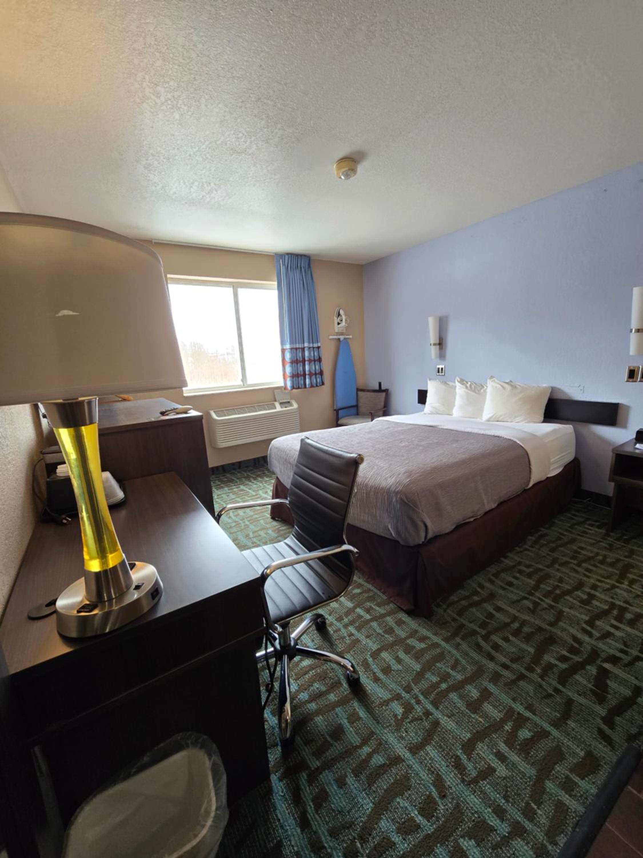 Queen Room with Roll-In Shower - Disability Access/Non Smoking/Interior Hall - Photo 4