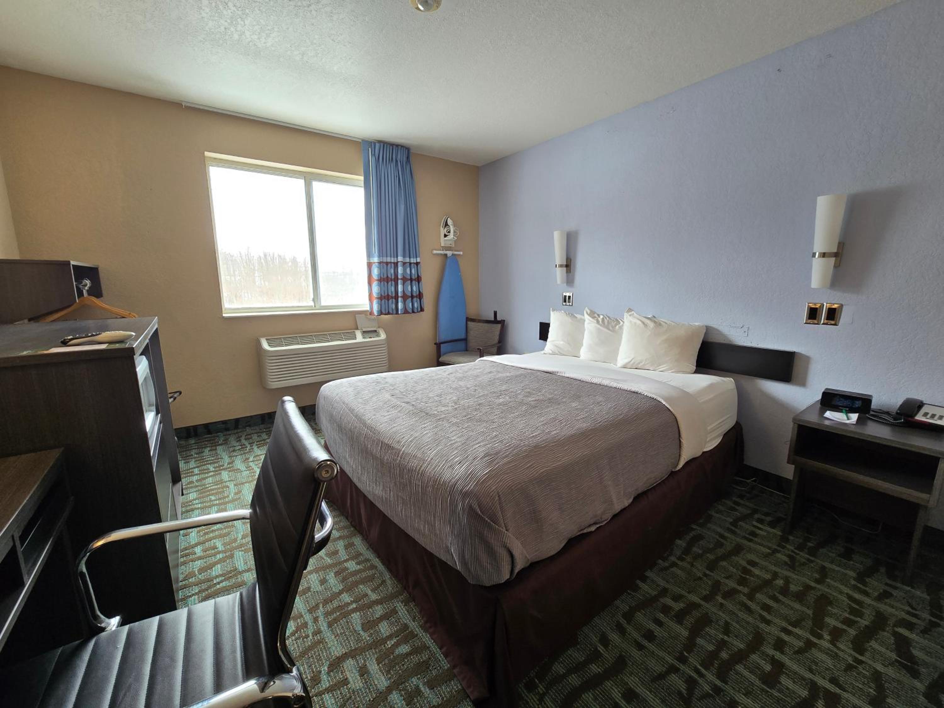 Queen Room with Roll-In Shower - Disability Access/Non Smoking/Interior Hall - Photo 2
