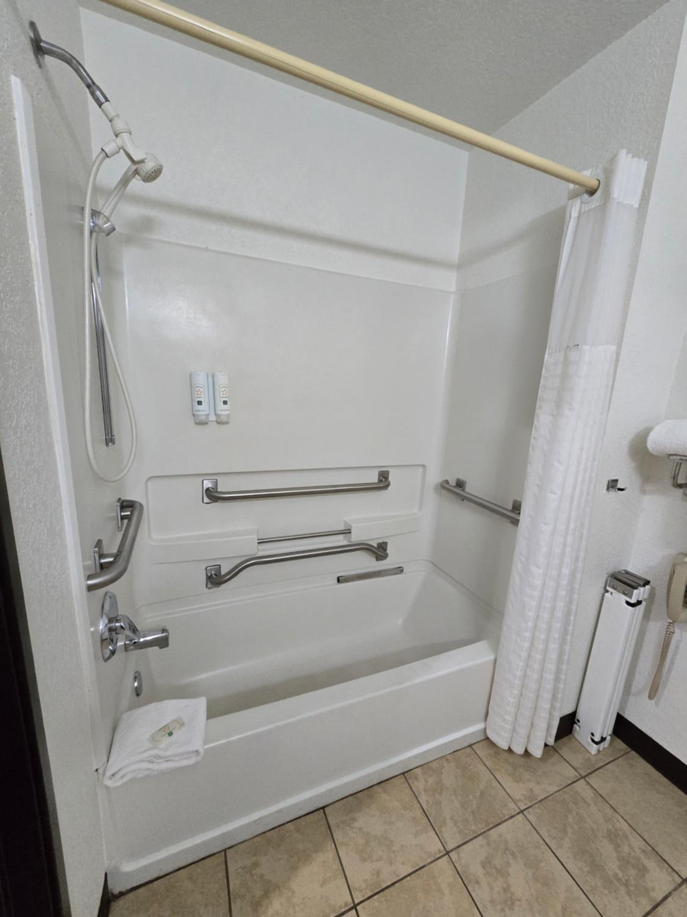 Queen Room with Roll-In Shower - Disability Access/Non Smoking/Interior Hall - Photo 5