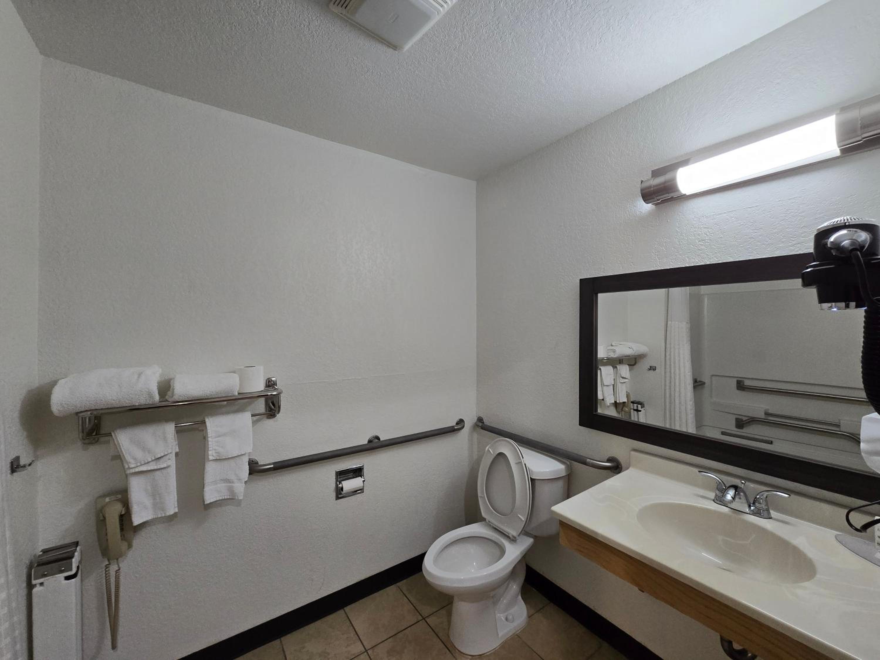 Queen Room with Roll-In Shower - Disability Access/Non Smoking/Interior Hall - Photo 1