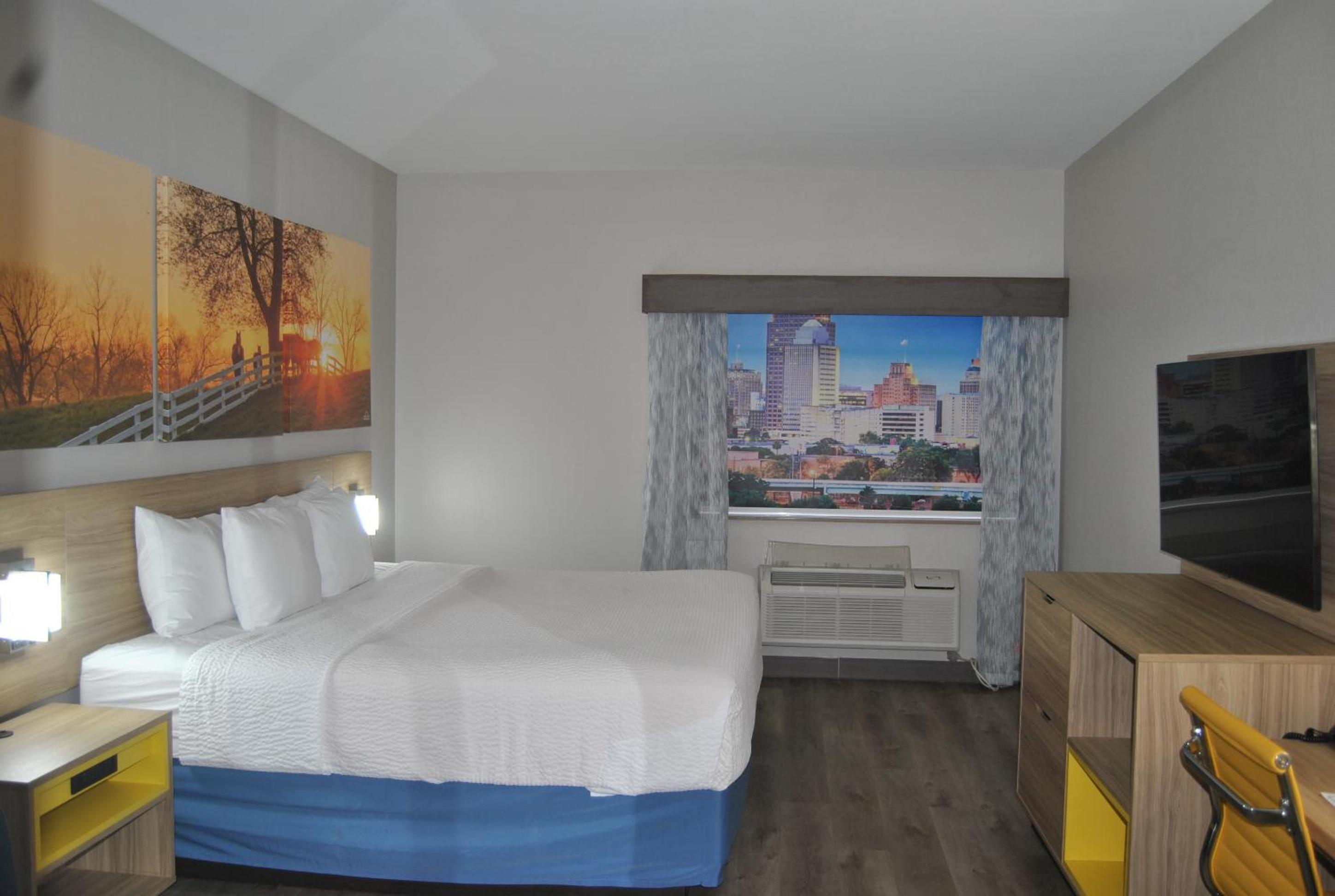 Deluxe King Room - Non-Smoking photo 1