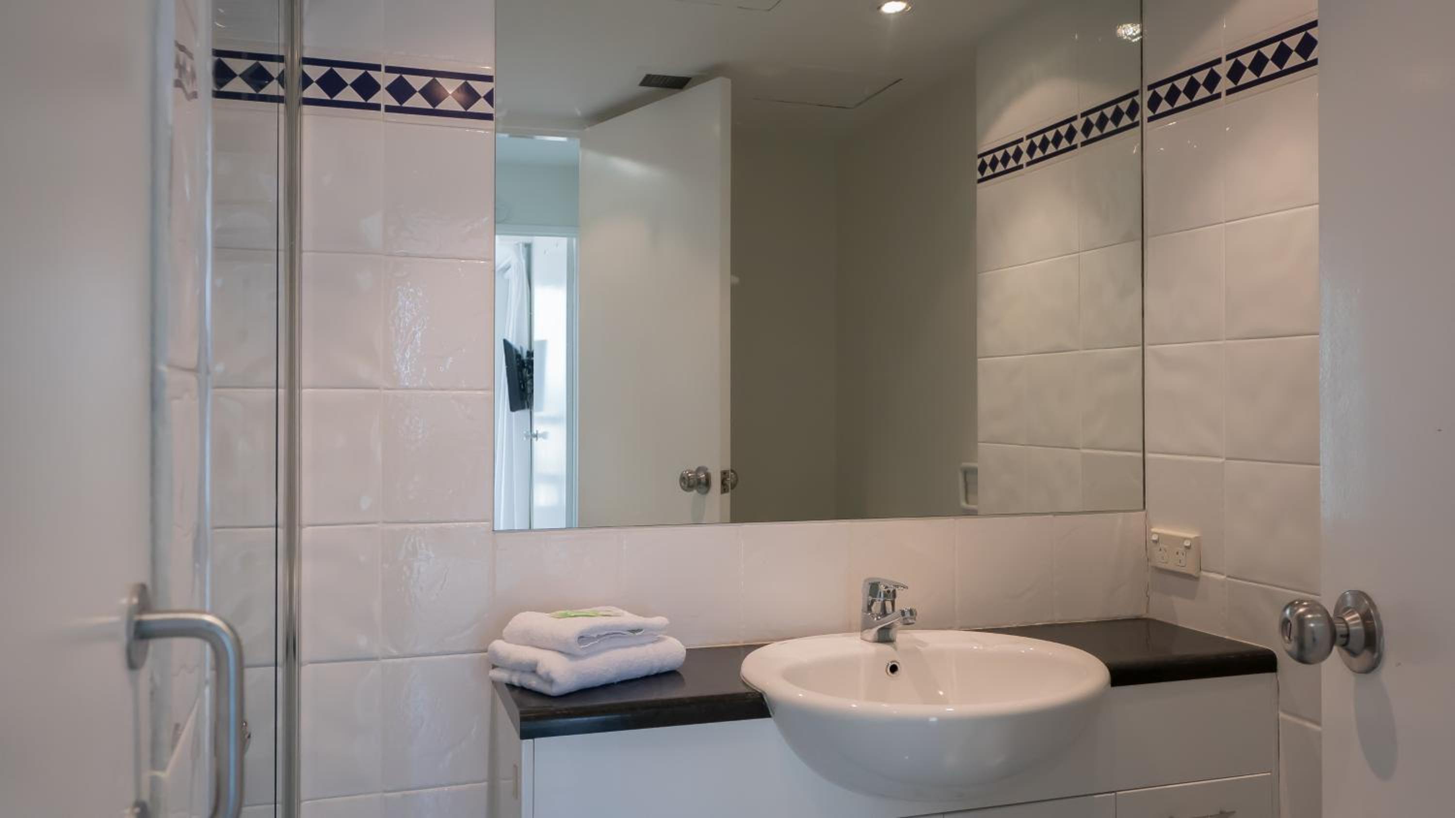 Three-Bedroom Ocean View Apartment - Photo 93