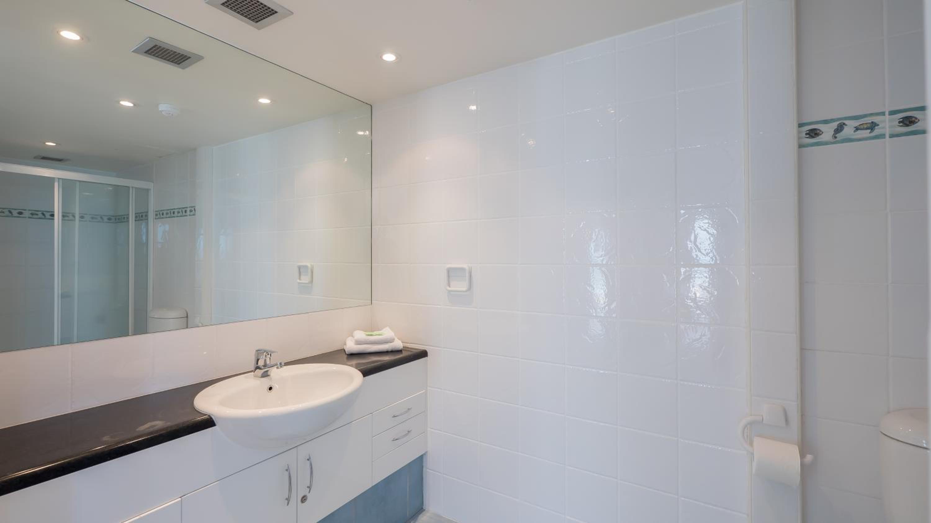 Three-Bedroom Ocean View Apartment - Photo 78
