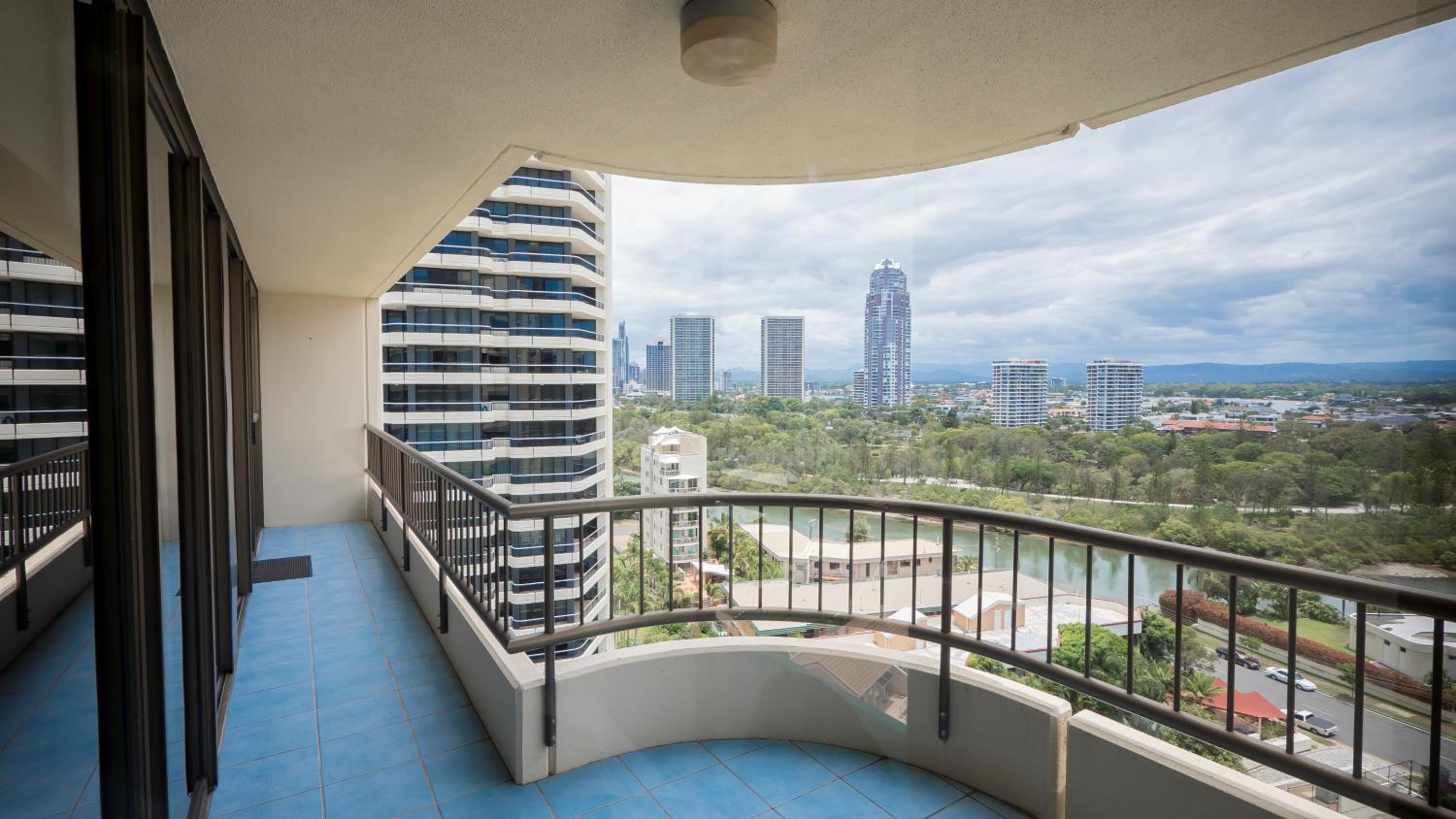 Three-Bedroom Ocean View Apartment - Photo 75