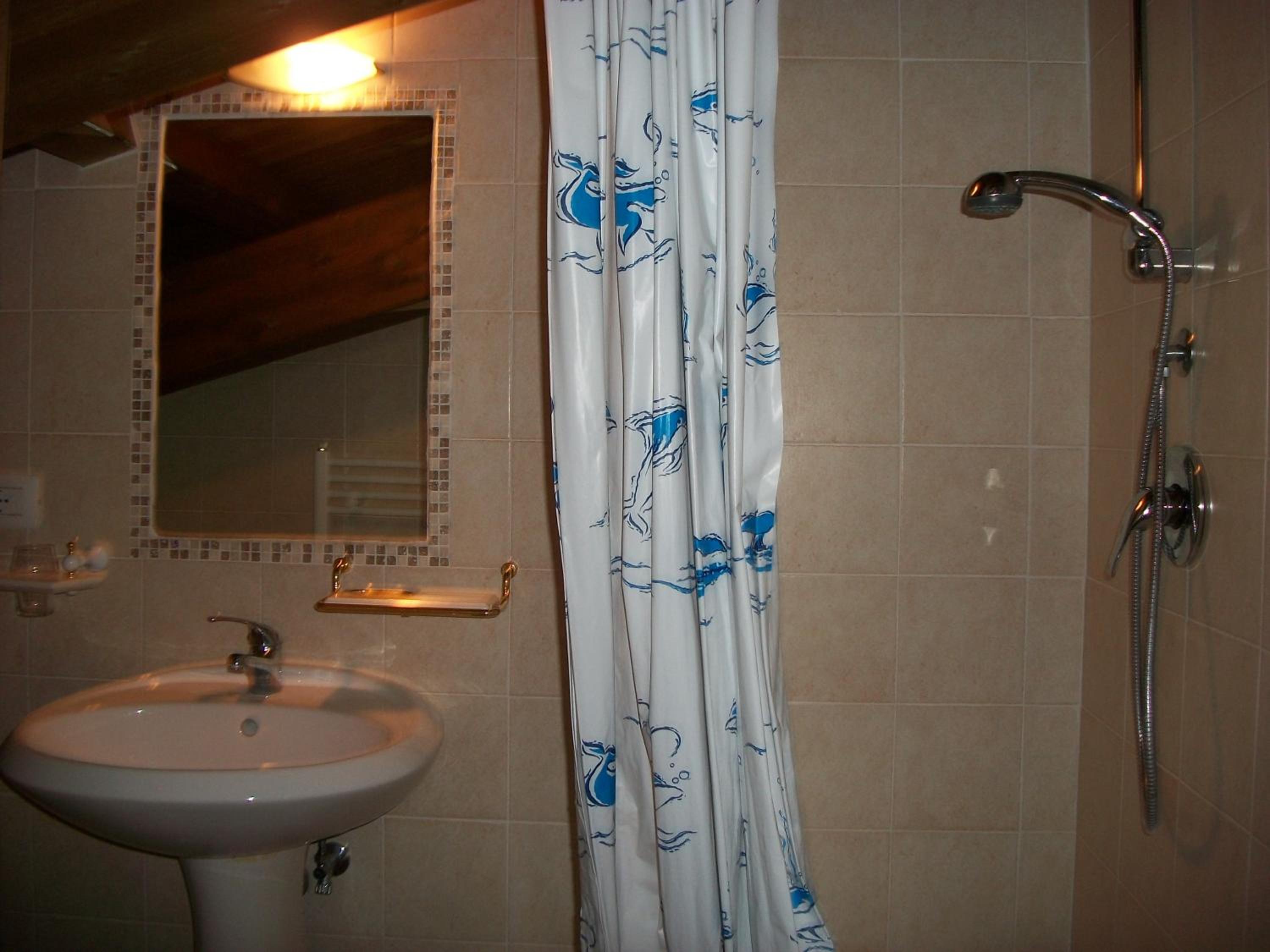 Double or Twin Room with Bathroom - Photo 6