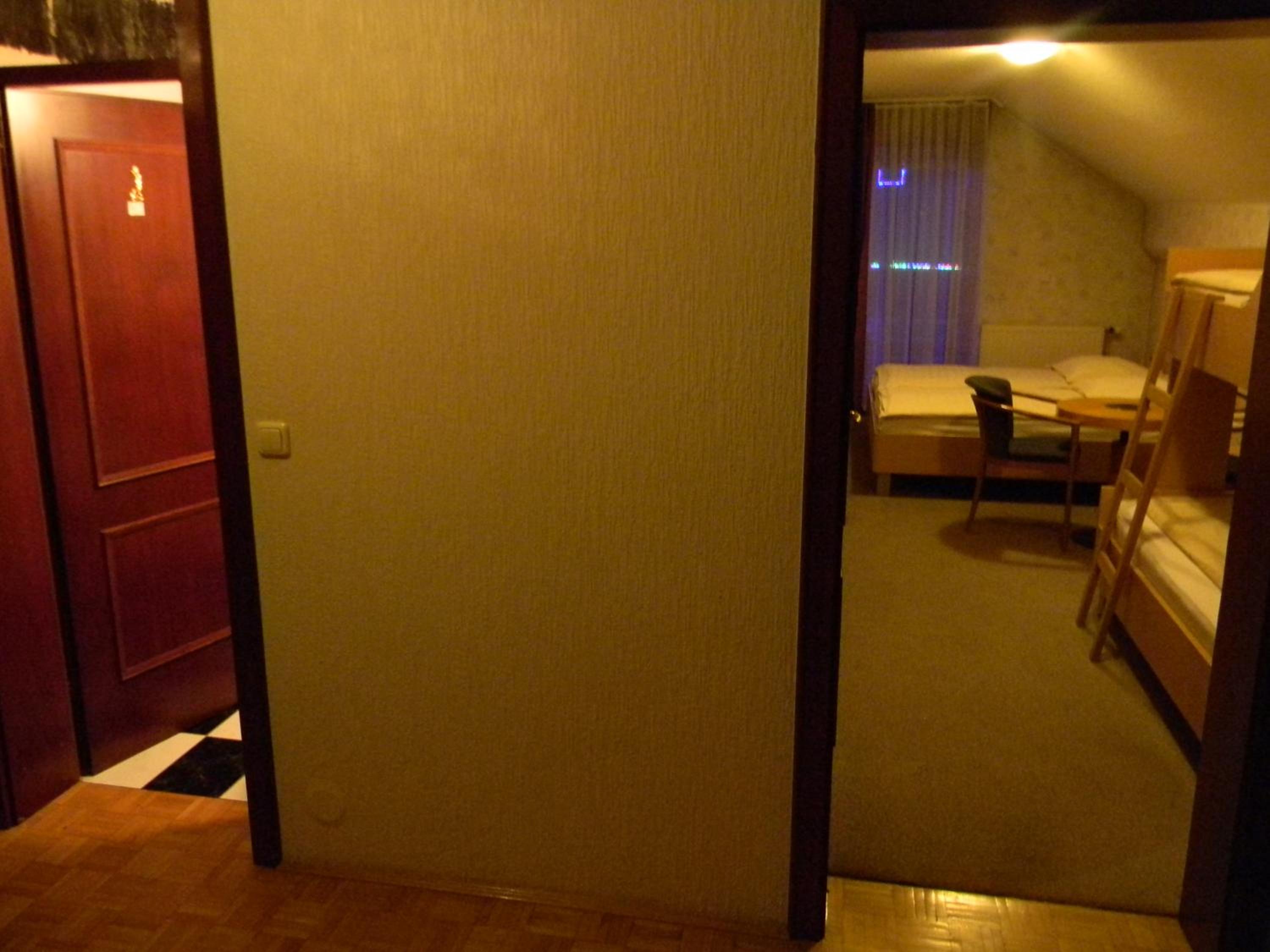 Family Room with Private External Bathroom - Photo 2