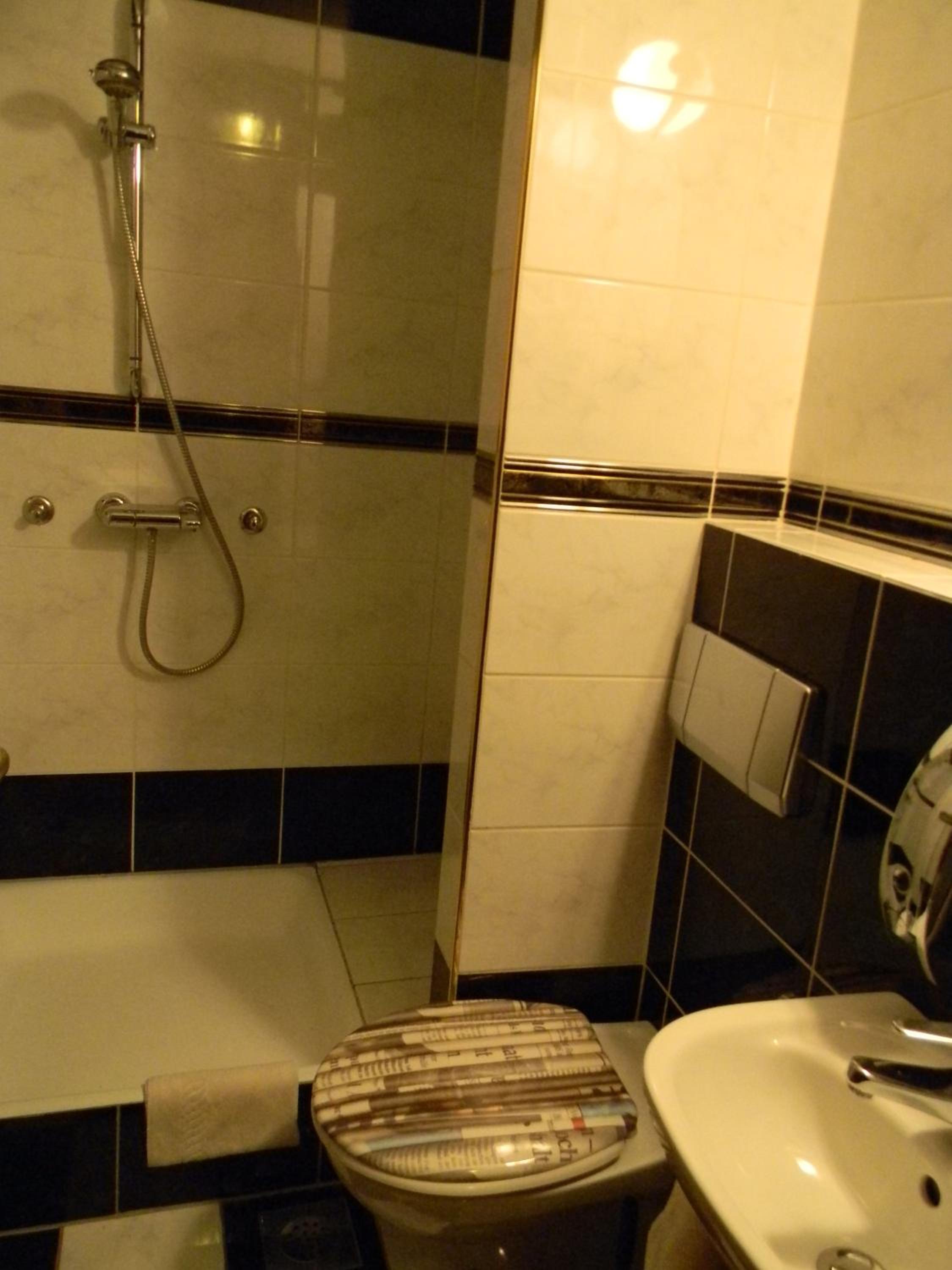 Family Room with Private External Bathroom - Photo 4