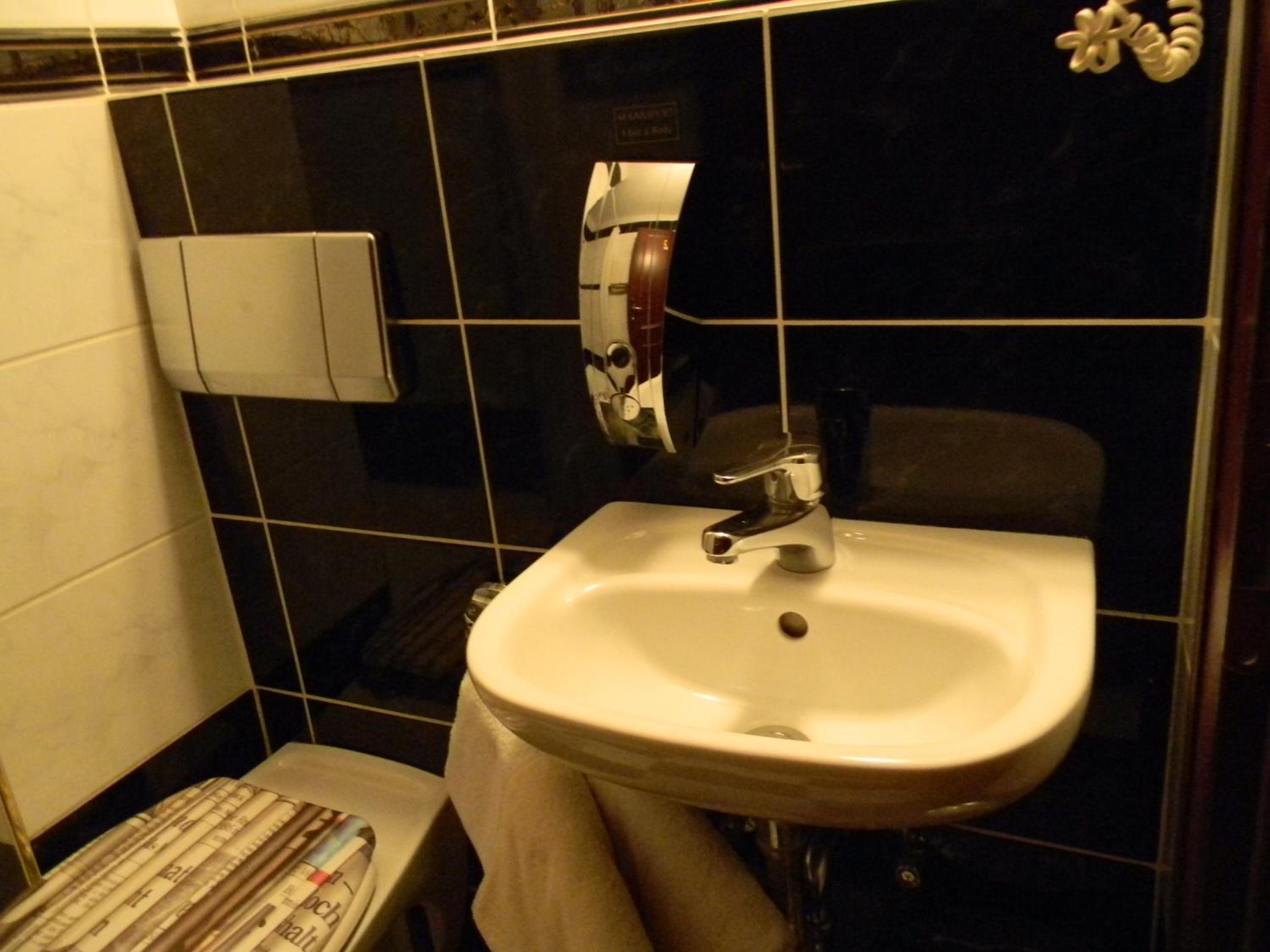 Family Room with Private External Bathroom - Photo 7