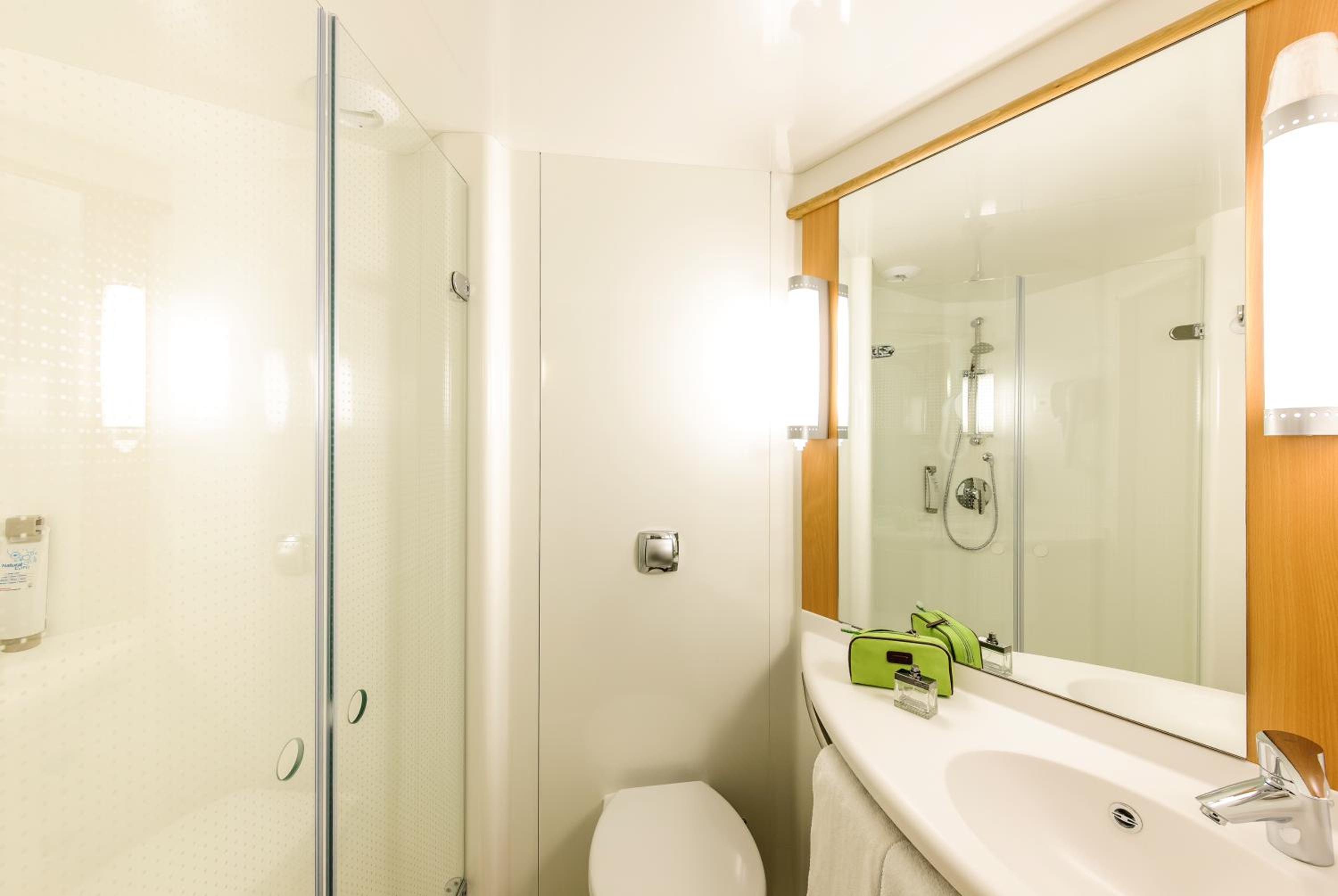 Standard Double Room - Photo 8
