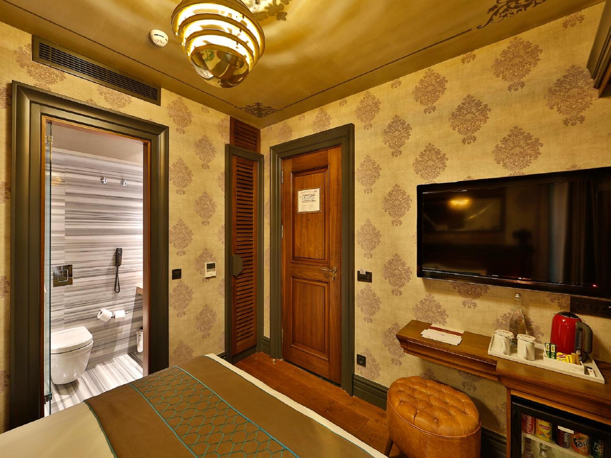 Standard Room with Atrium View photo 2