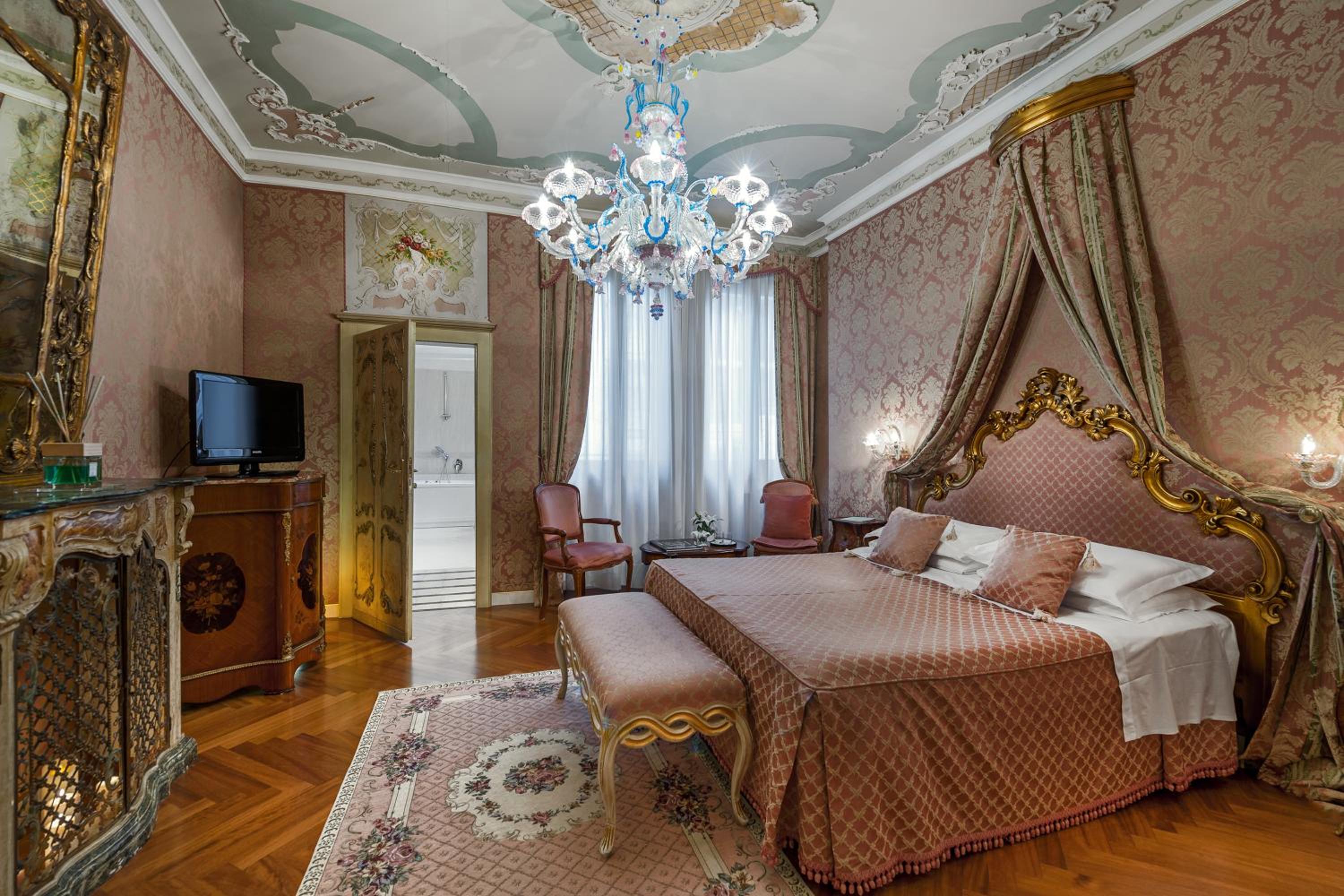 Deluxe Double or Twin Room thumbnail 6