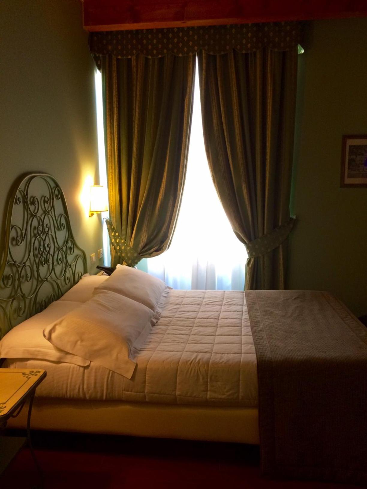 Quarto Duplo com Cama de Casal Pequena