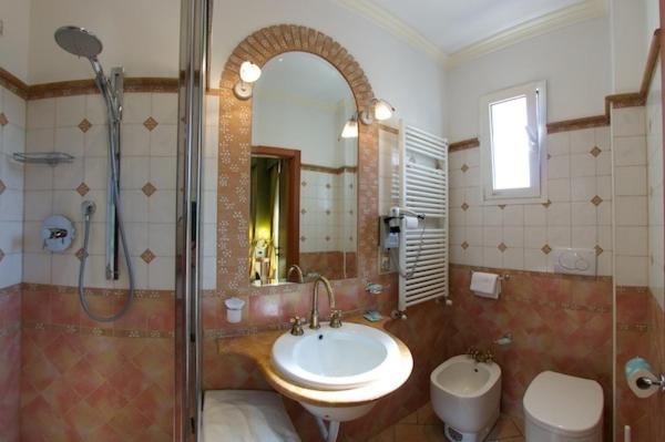 Double or Twin Room - Photo 10