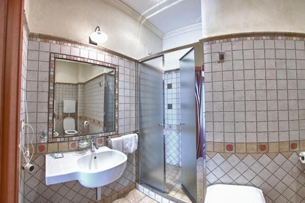Double or Twin Room - Photo 6