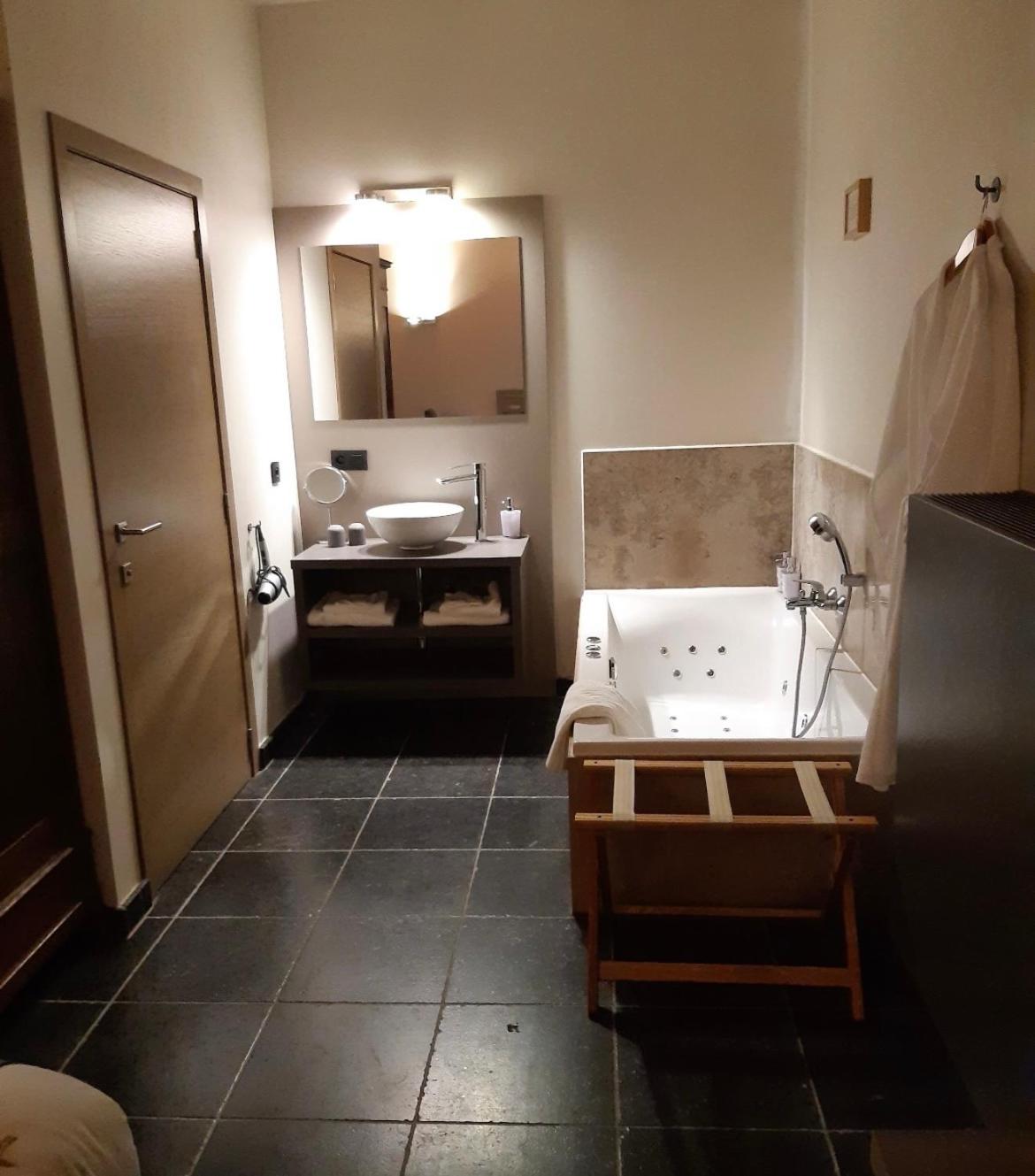 King Room with Spa Bath