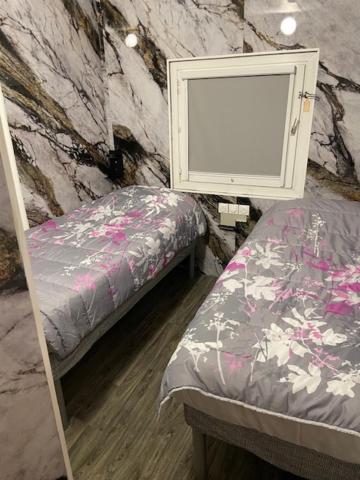 Twin Room with Private Bathroom - Photo 2