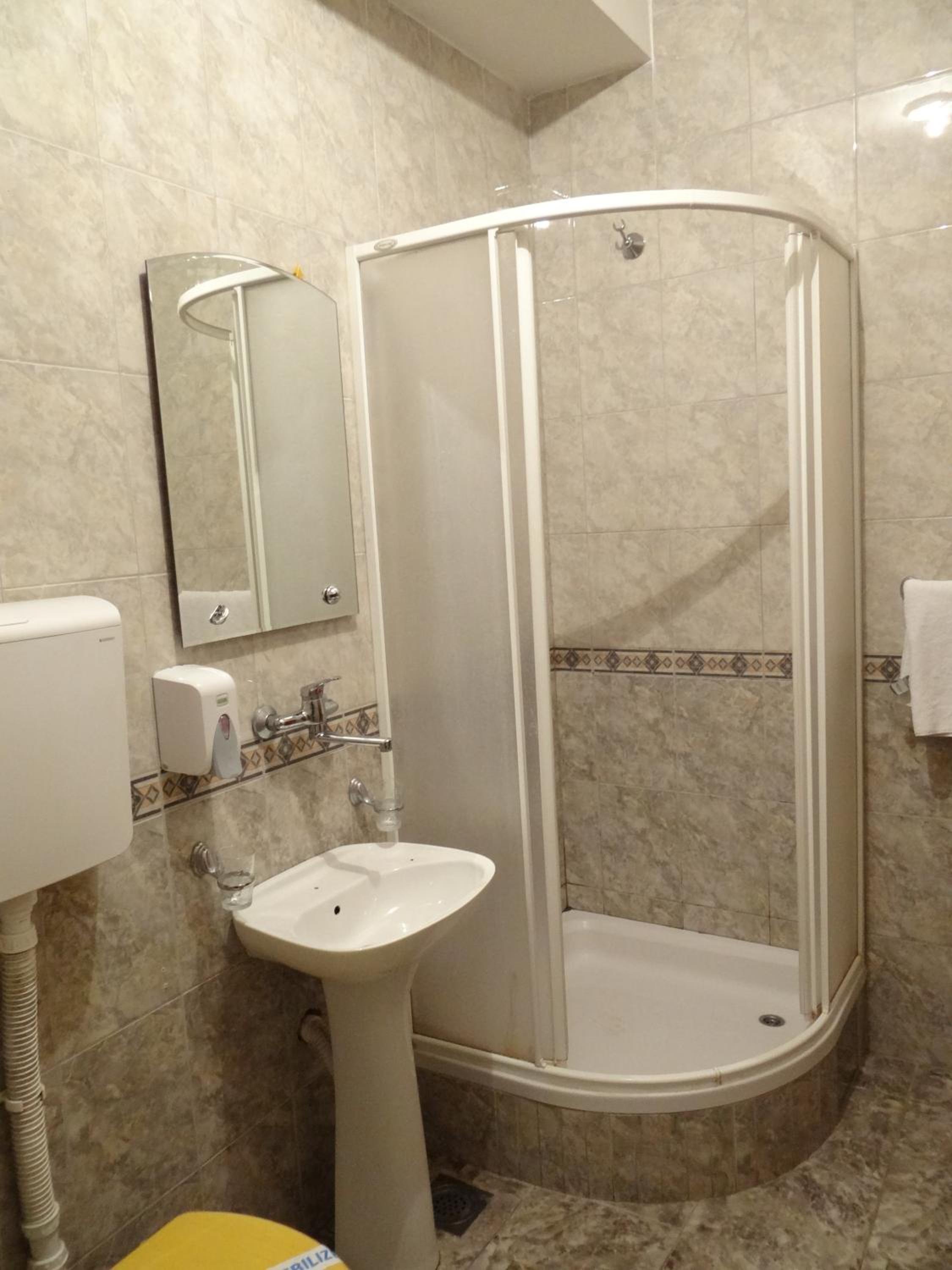 Double Room - Photo 18