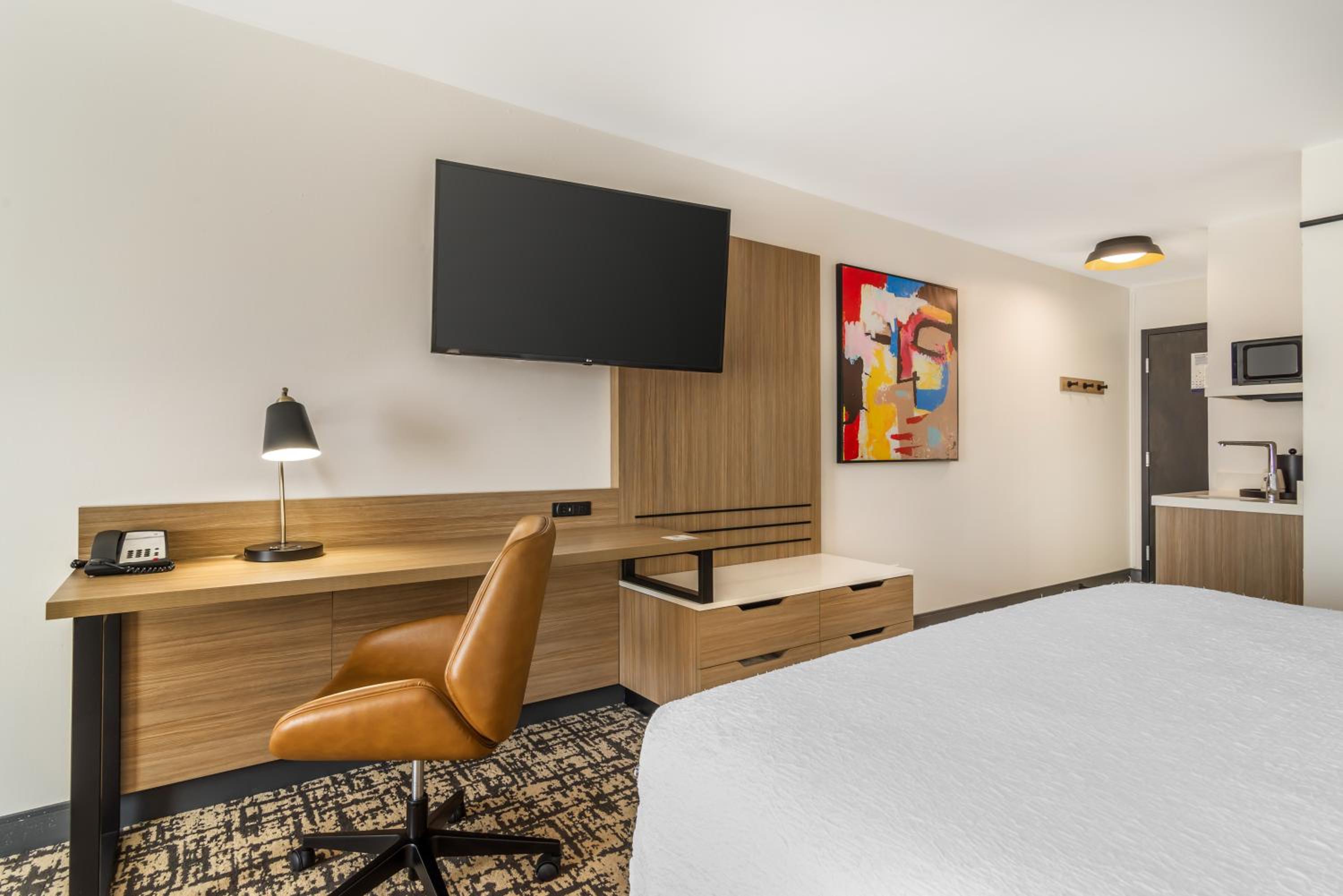 King Room with Sofa Bed and Study - Non-Smoking - Photo 3
