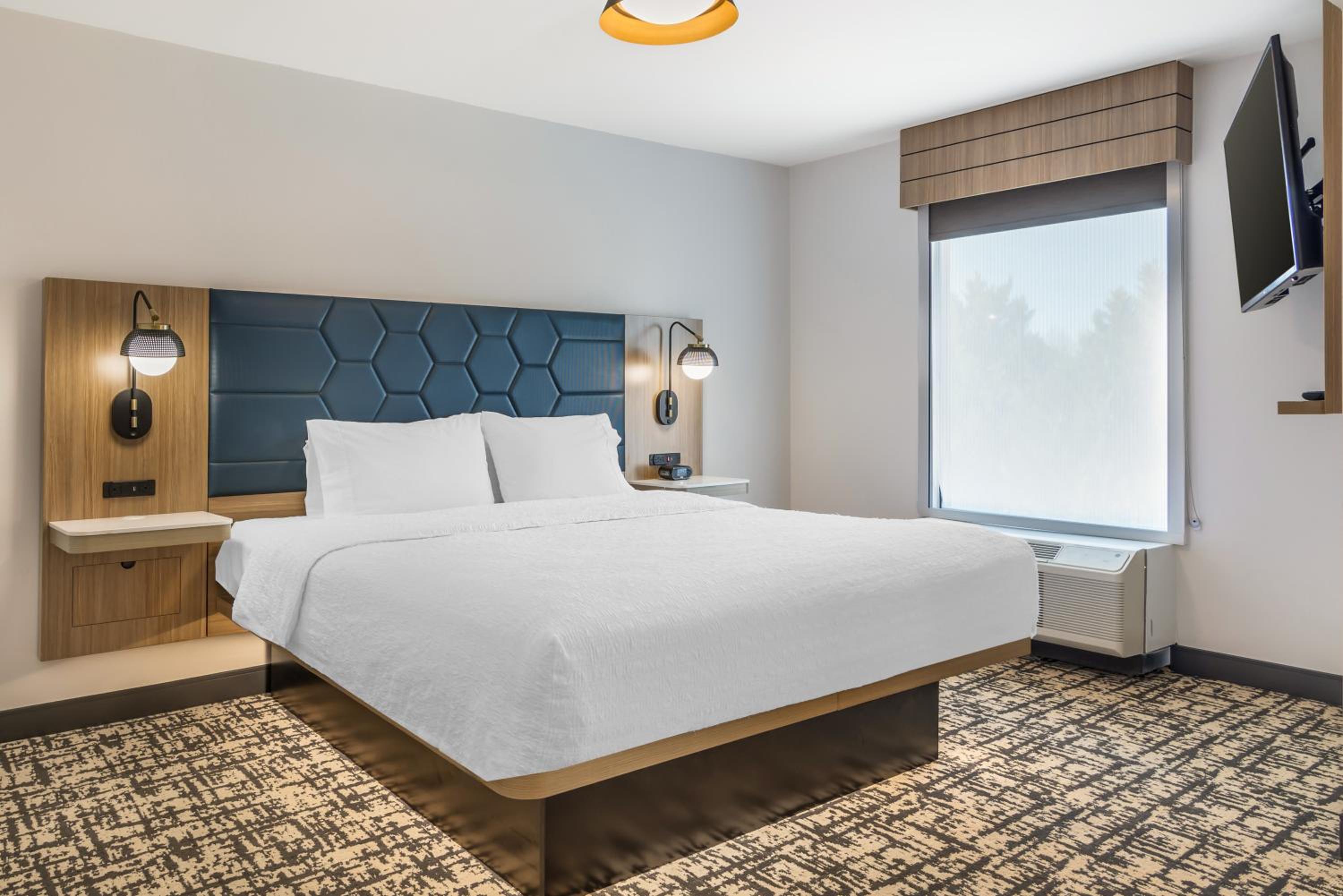 One-Bedroom King Suite with Sofa Bed - Non-Smoking - Photo 3