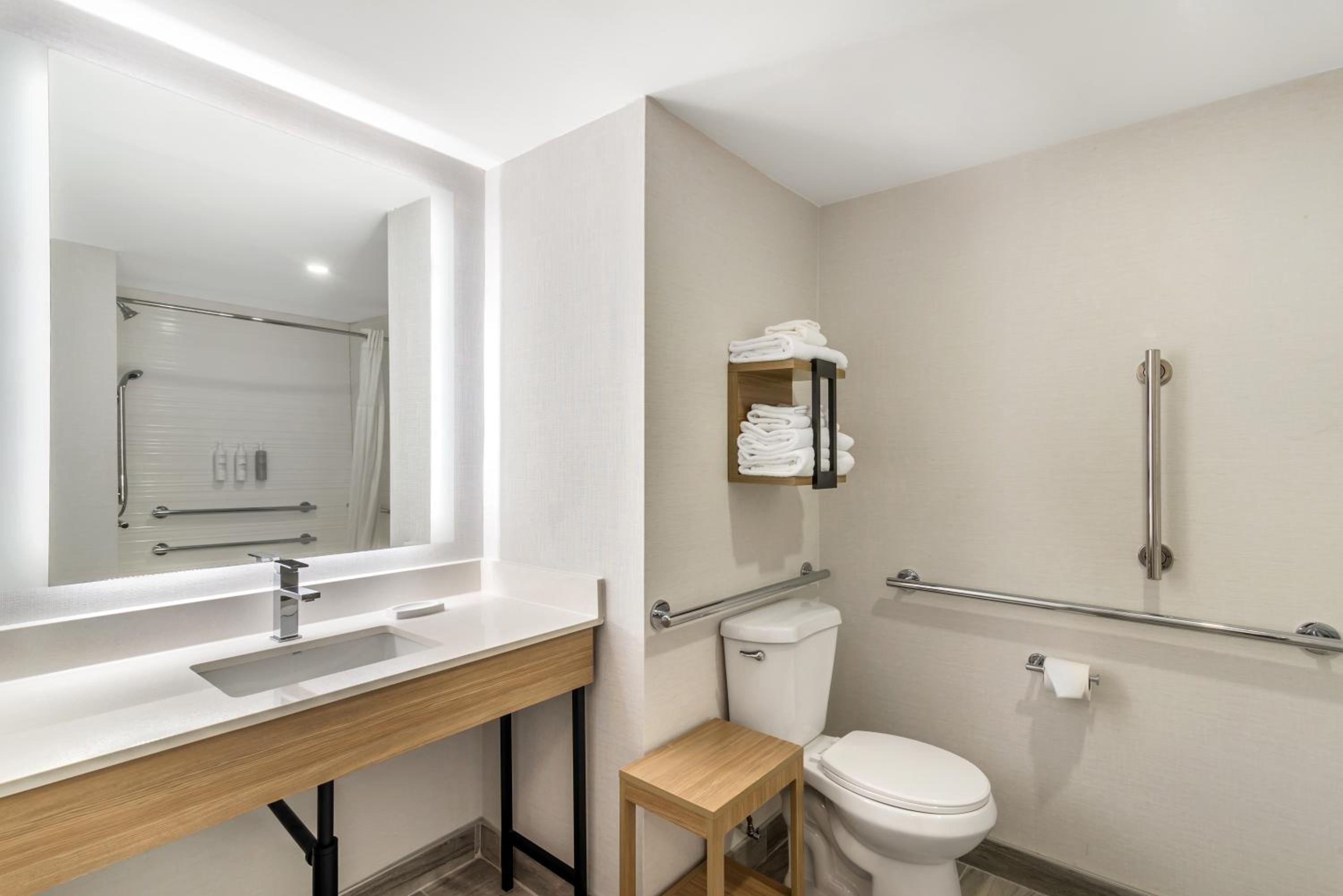 King Room - Mobility Access/Non-Smoking - Photo 3