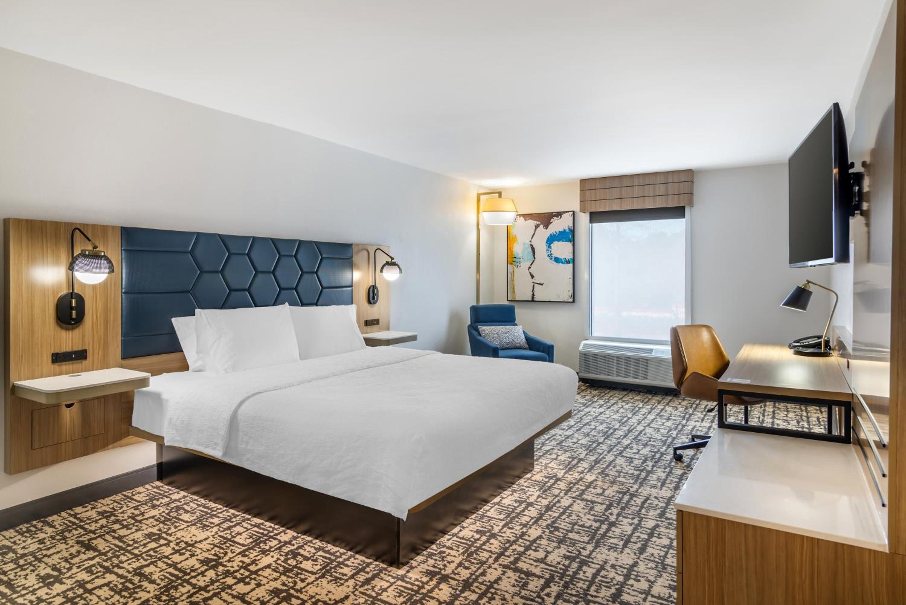 King Room with King Bed - Non-Smoking - Photo 2