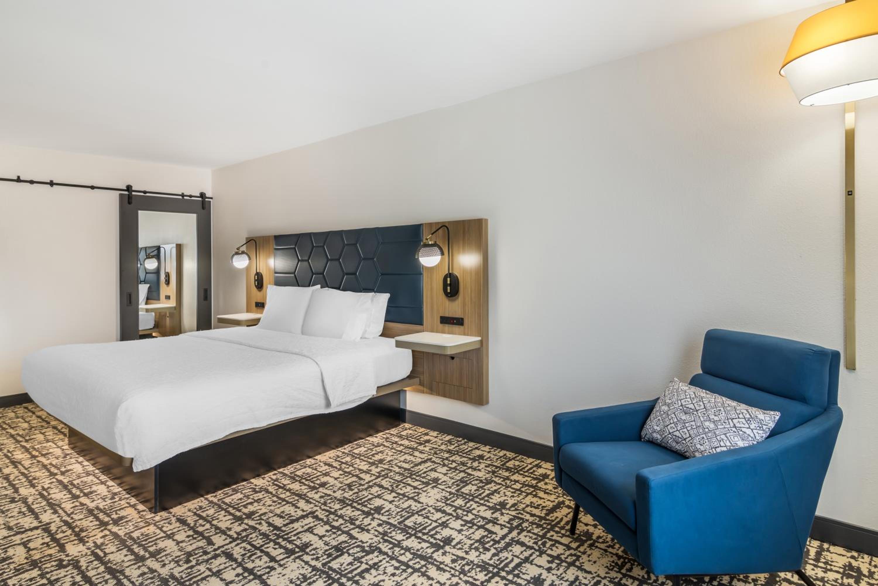 King Room with King Bed - Non-Smoking - Photo 3