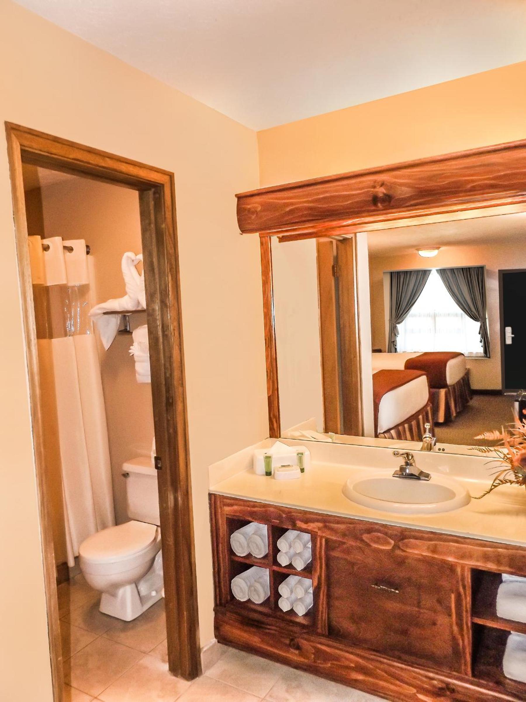 Double Queen Poolside Guestroom - Photo 3