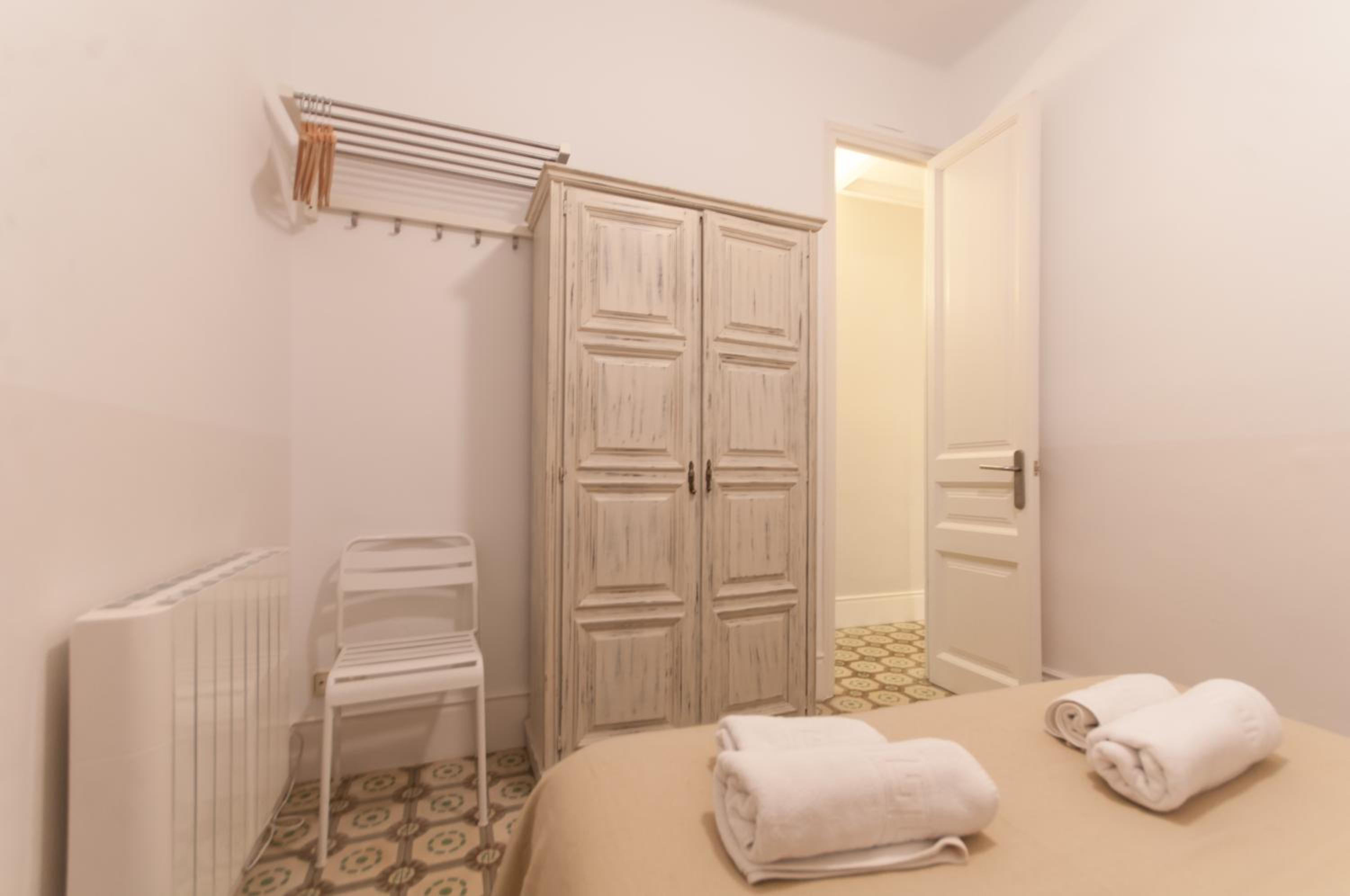 Apartamento de tres habitaciones con terraza - Comte Borrell, 41
