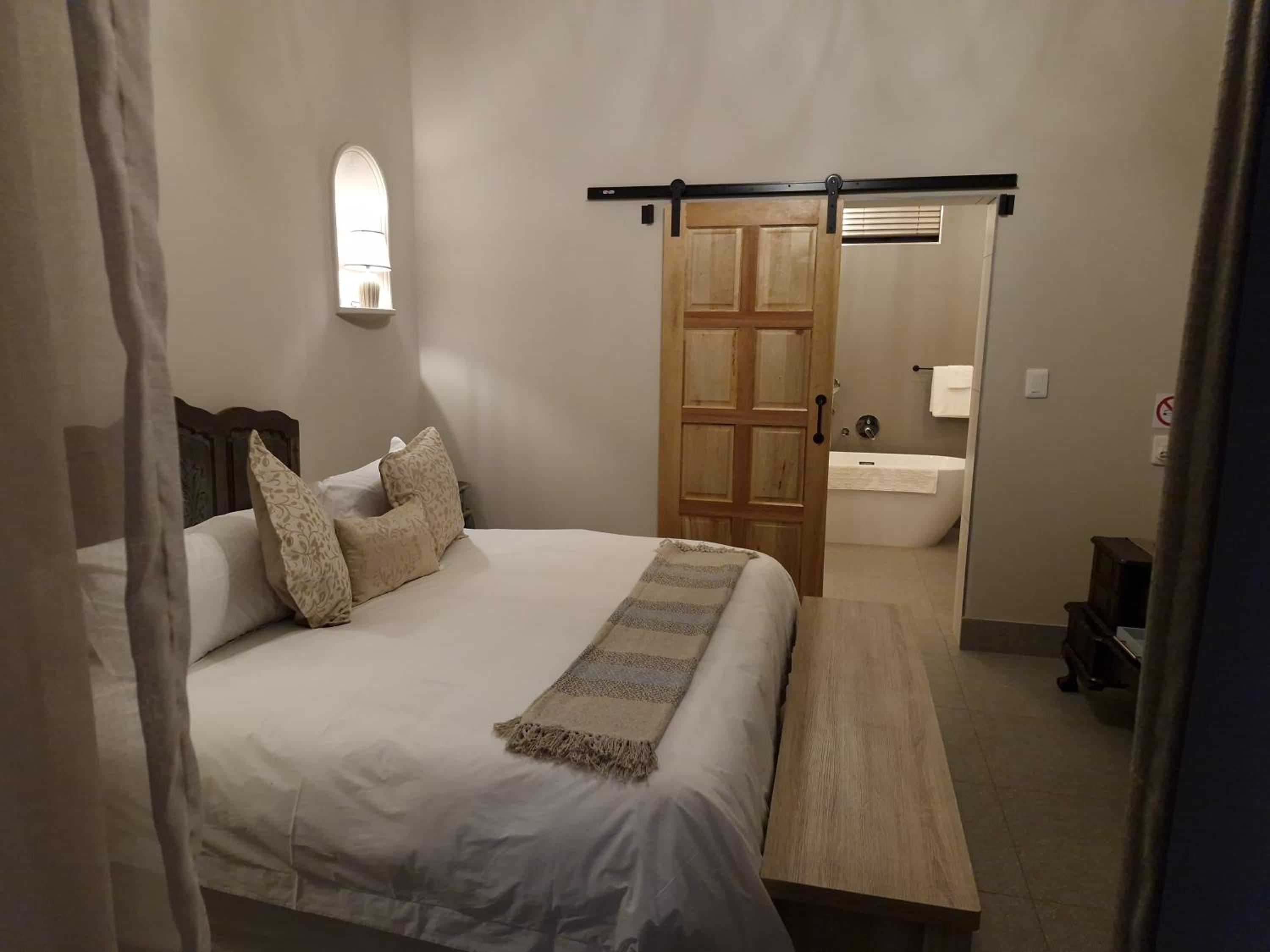 Premium King Room - Photo 3